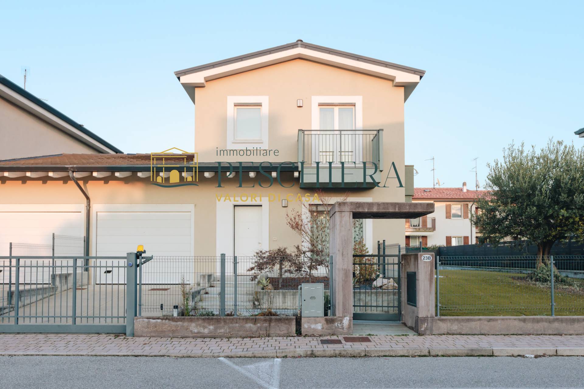 Porzione di villa bifamiliare in vendita a Peschiera del Garda, Forte Laghetto