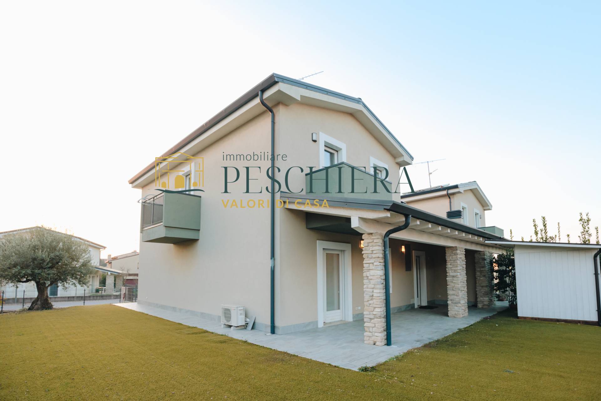 Porzione di villa bifamiliare in vendita a Peschiera del Garda, Forte Laghetto