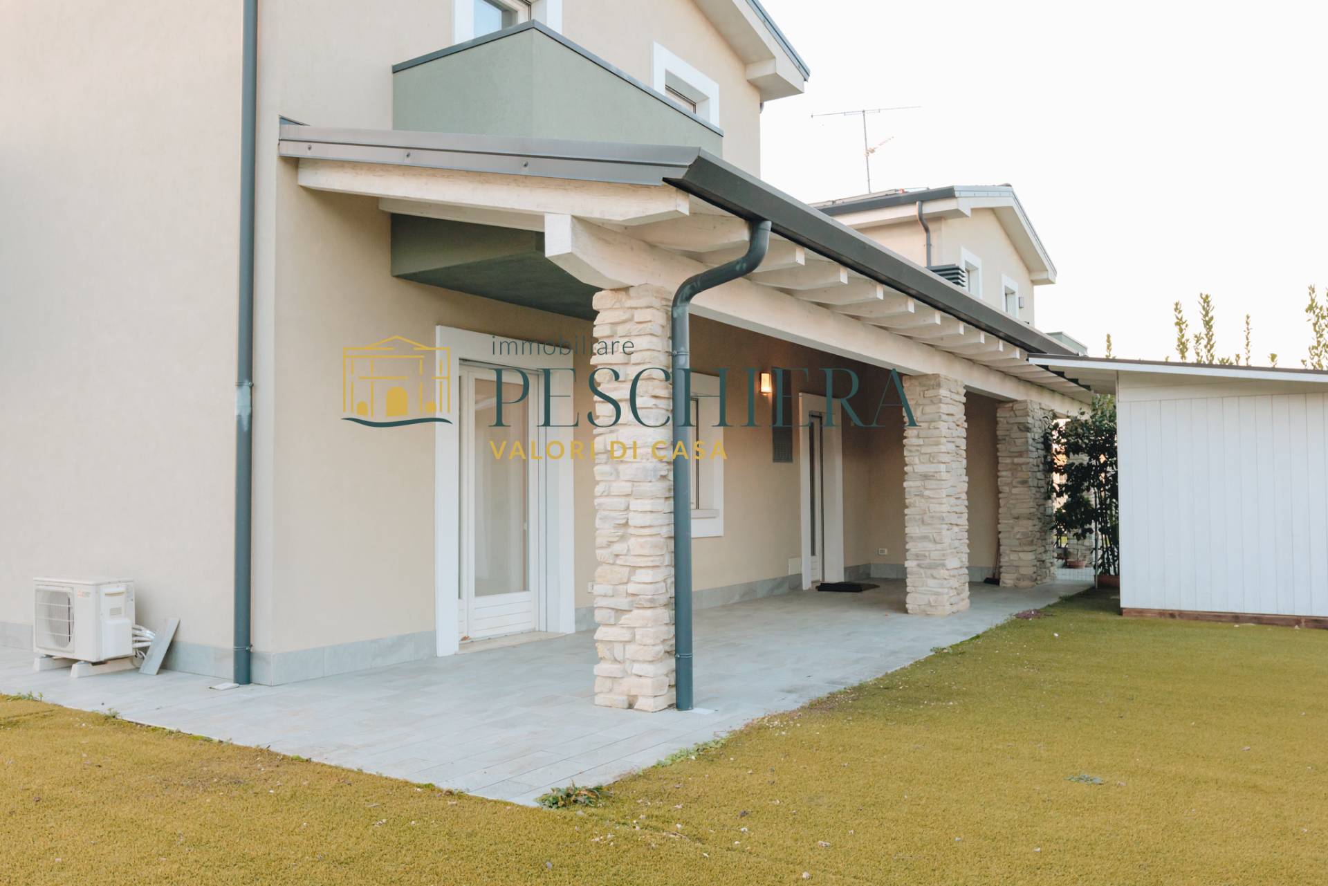 Porzione di villa bifamiliare in vendita a Peschiera del Garda, Forte Laghetto