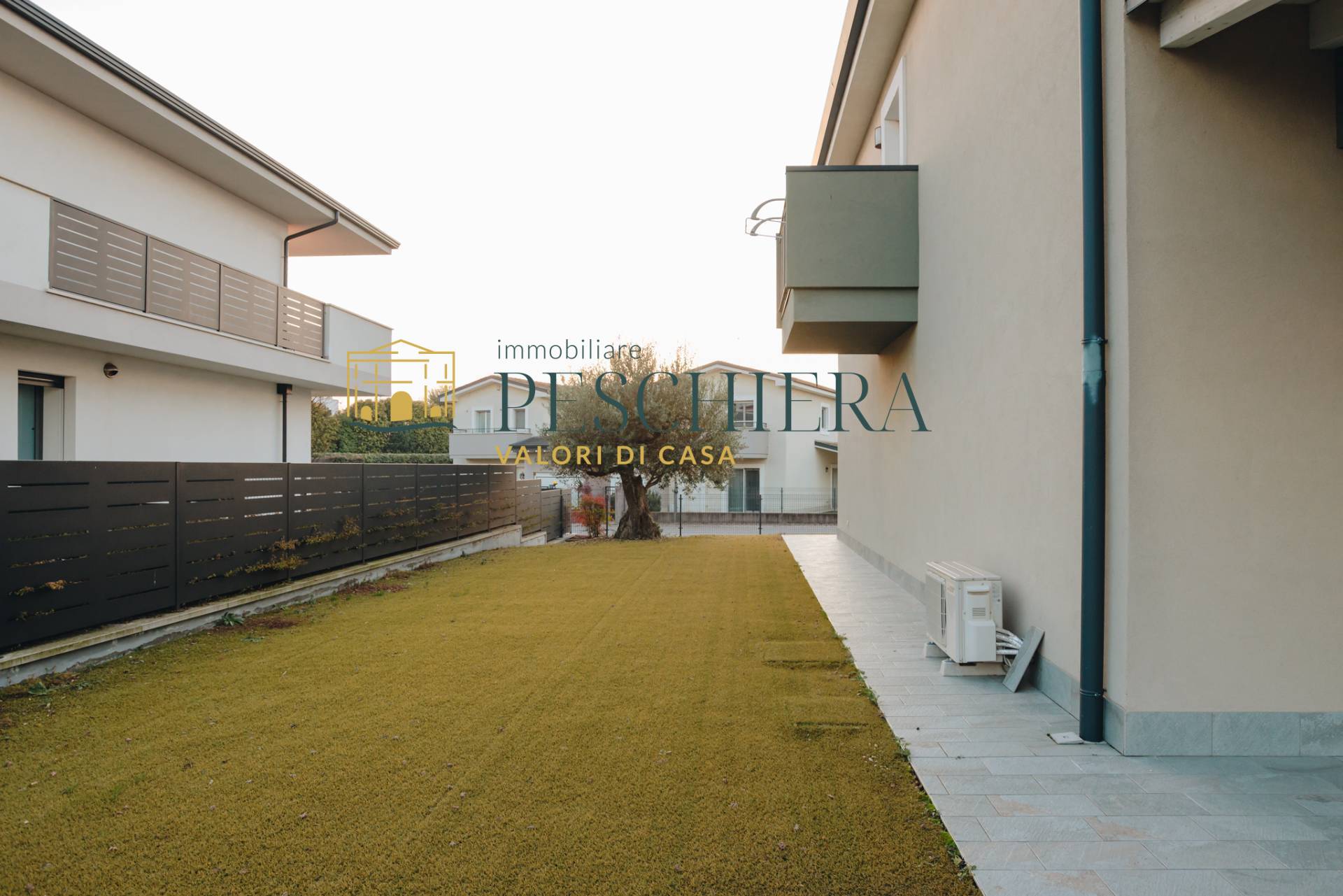 Porzione di villa bifamiliare in vendita a Peschiera del Garda, Forte Laghetto