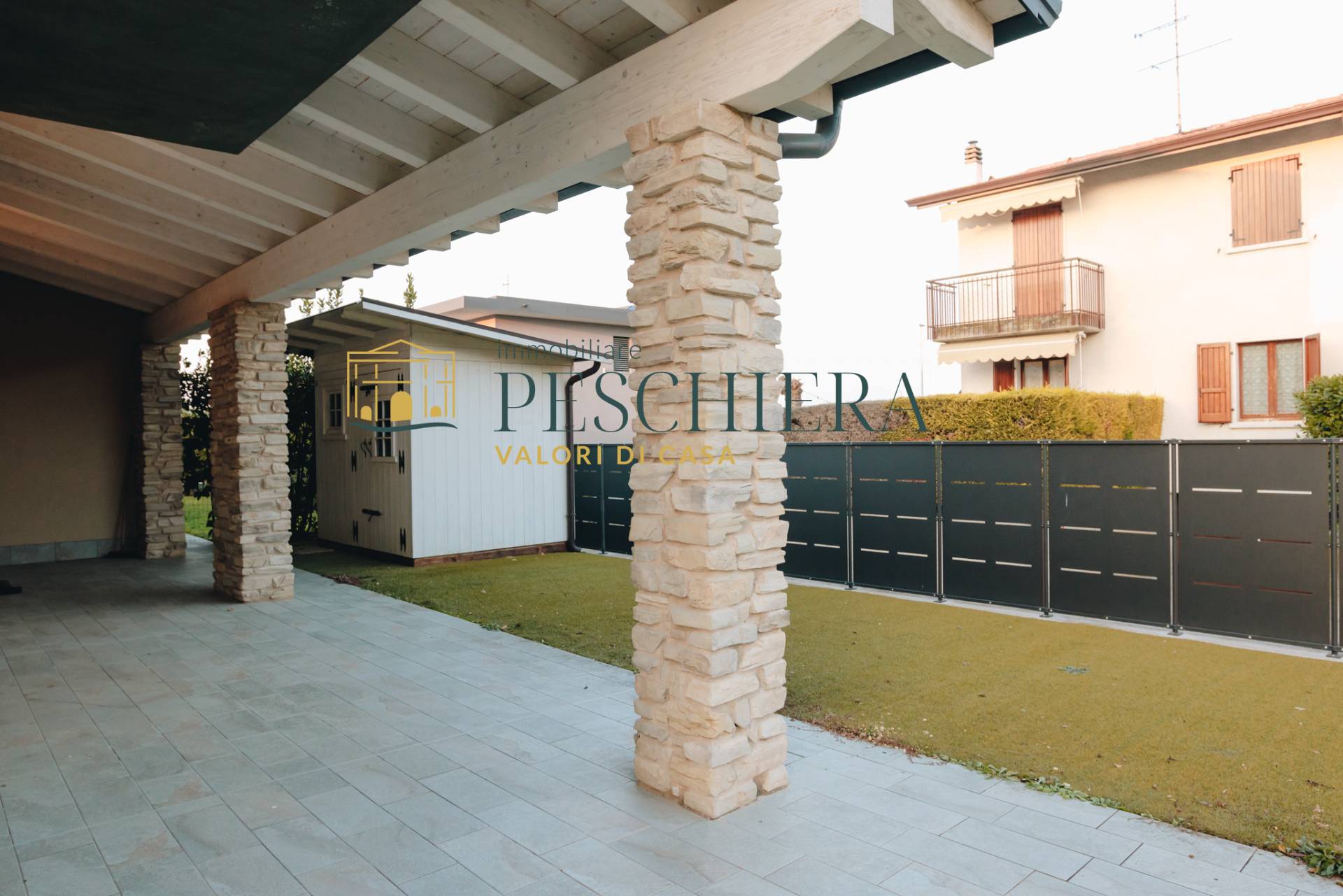 Porzione di villa bifamiliare in vendita a Peschiera del Garda, Forte Laghetto