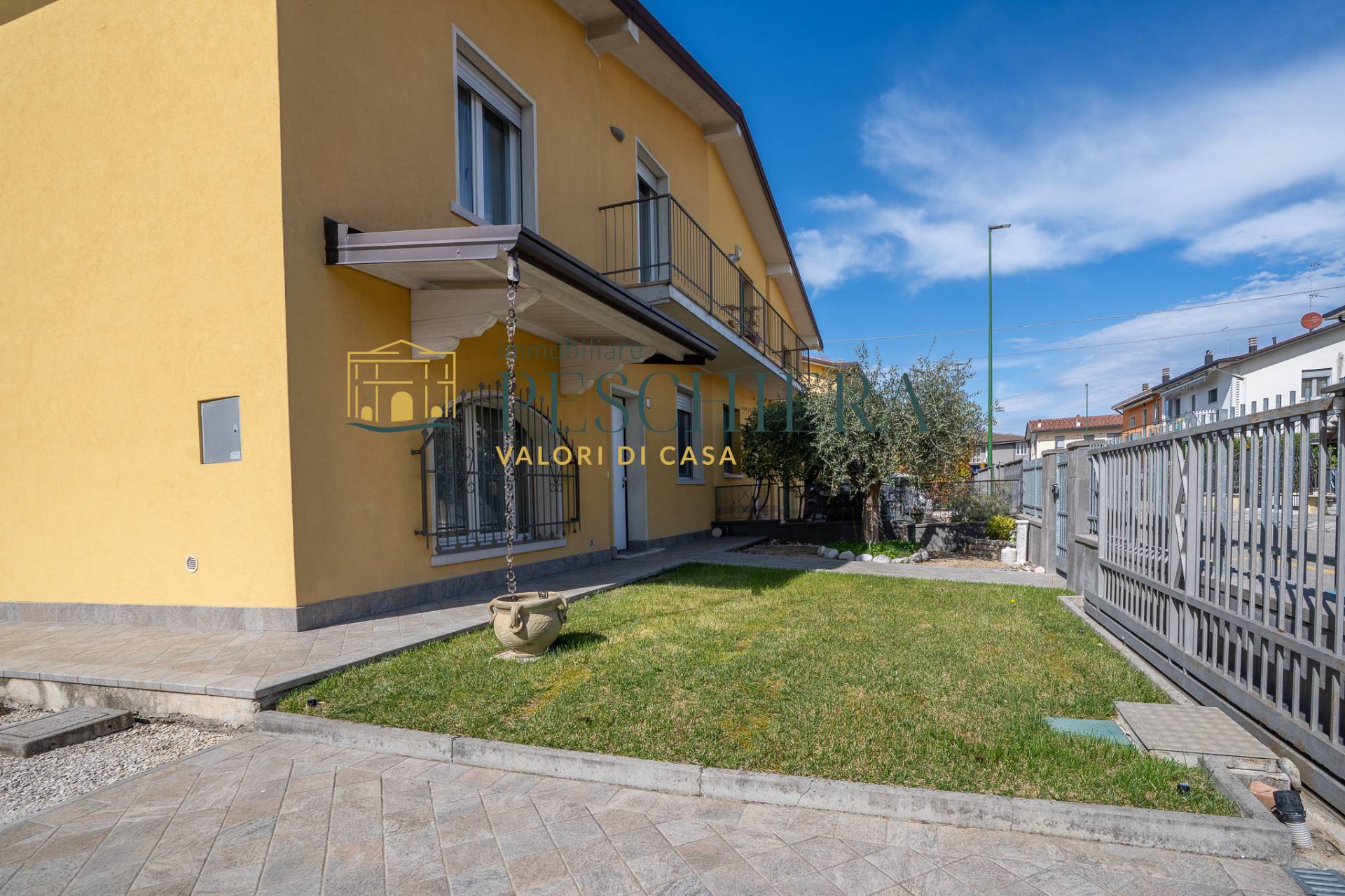 Villa bifamiliare in vendita a Peschiera del Garda, Generica