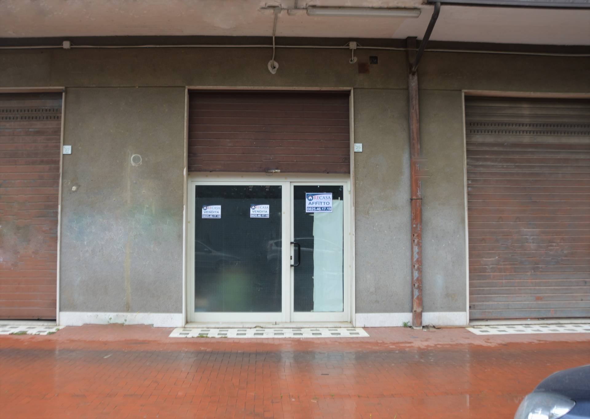 Locale commerciale in vendita a Avellino, Rione Mazzini