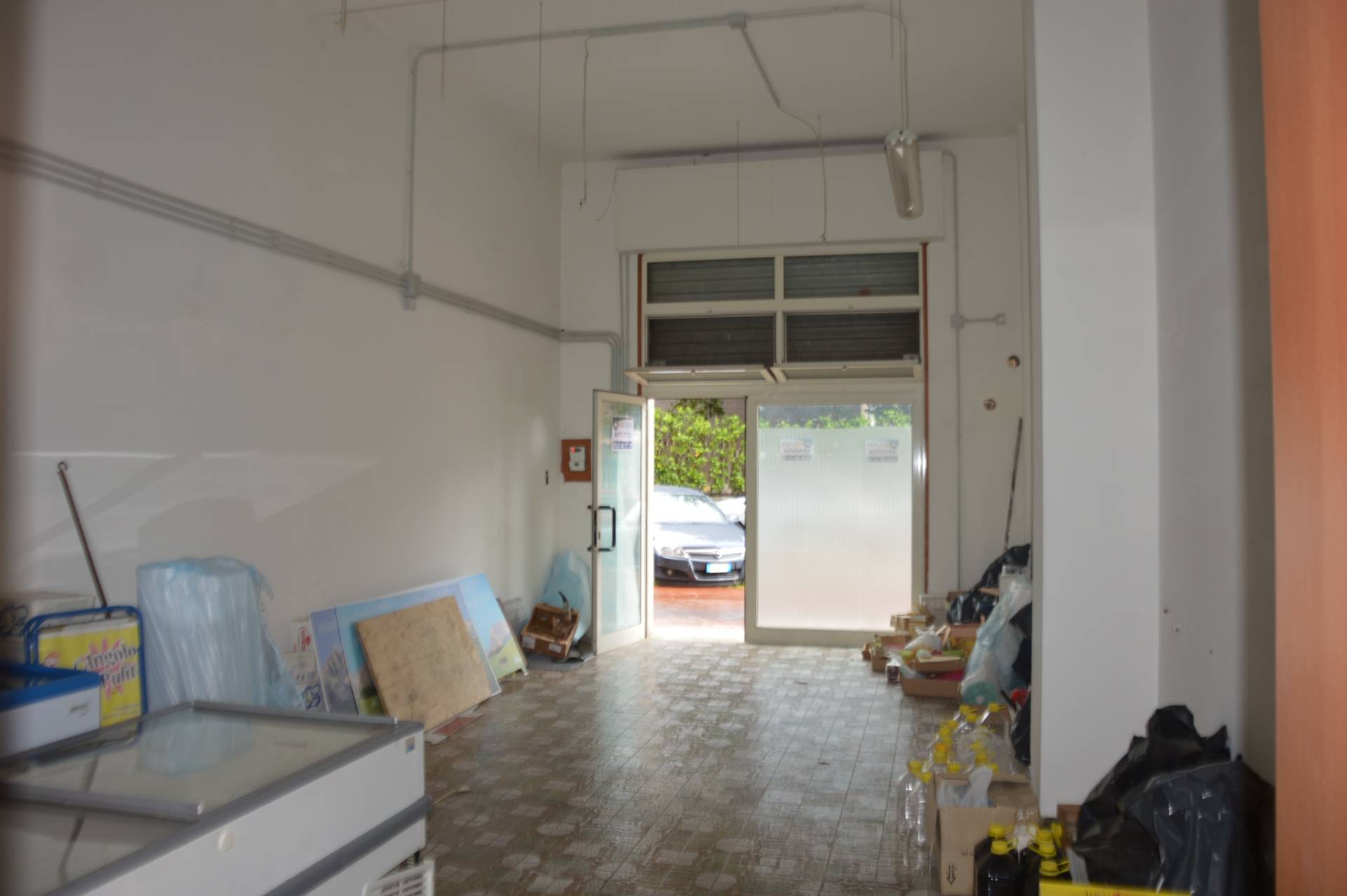 Locale commerciale in vendita a Avellino, Rione Mazzini