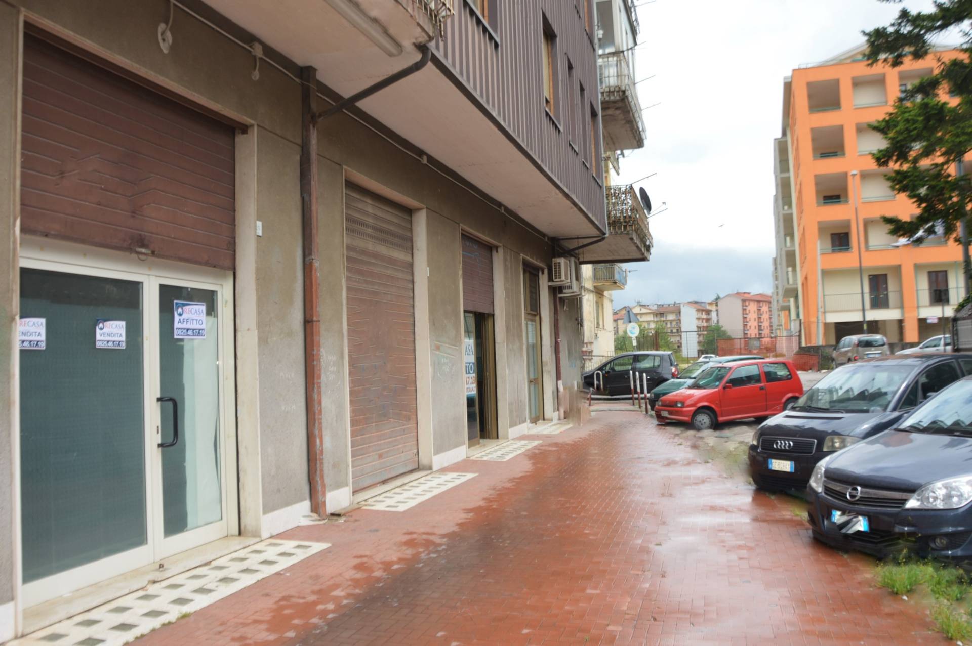 Locale commerciale in vendita a Avellino, Rione Mazzini