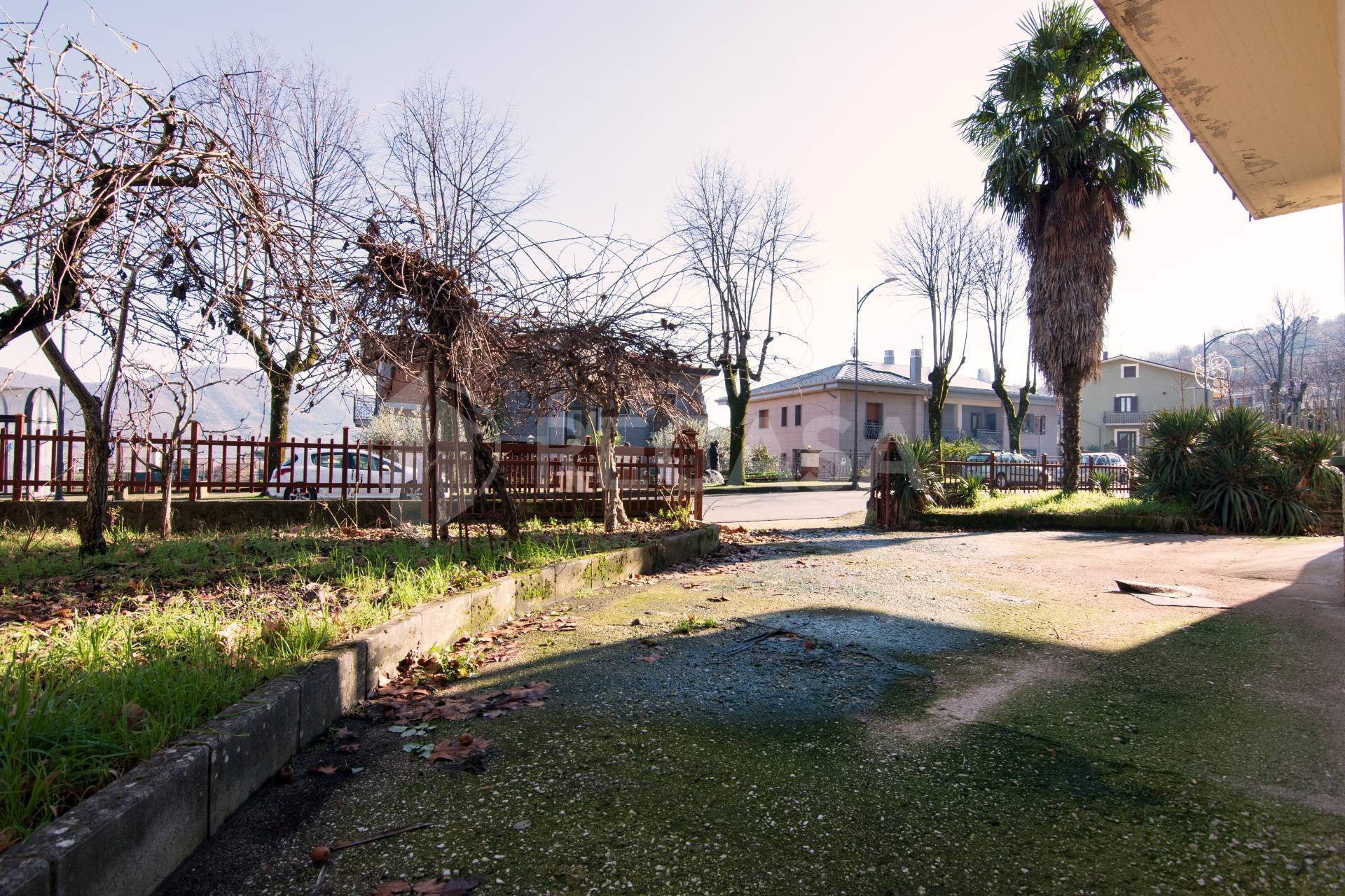 Locale commerciale in affitto a Aiello del Sabato