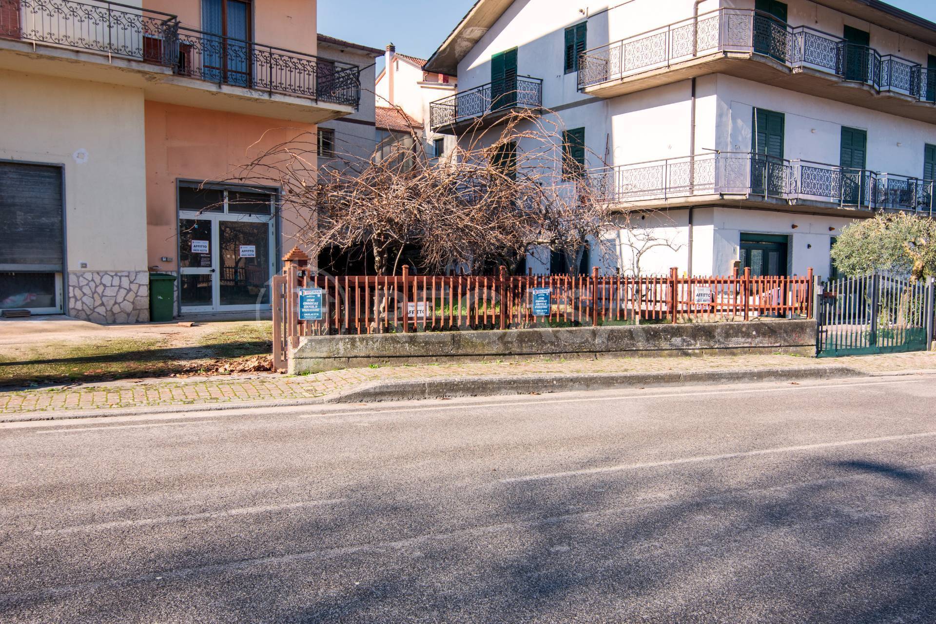 Locale commerciale in affitto a Aiello del Sabato