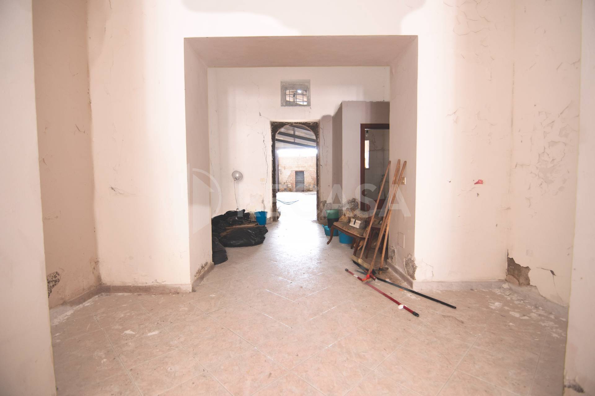 Locale Deposito in vendita a Atripalda