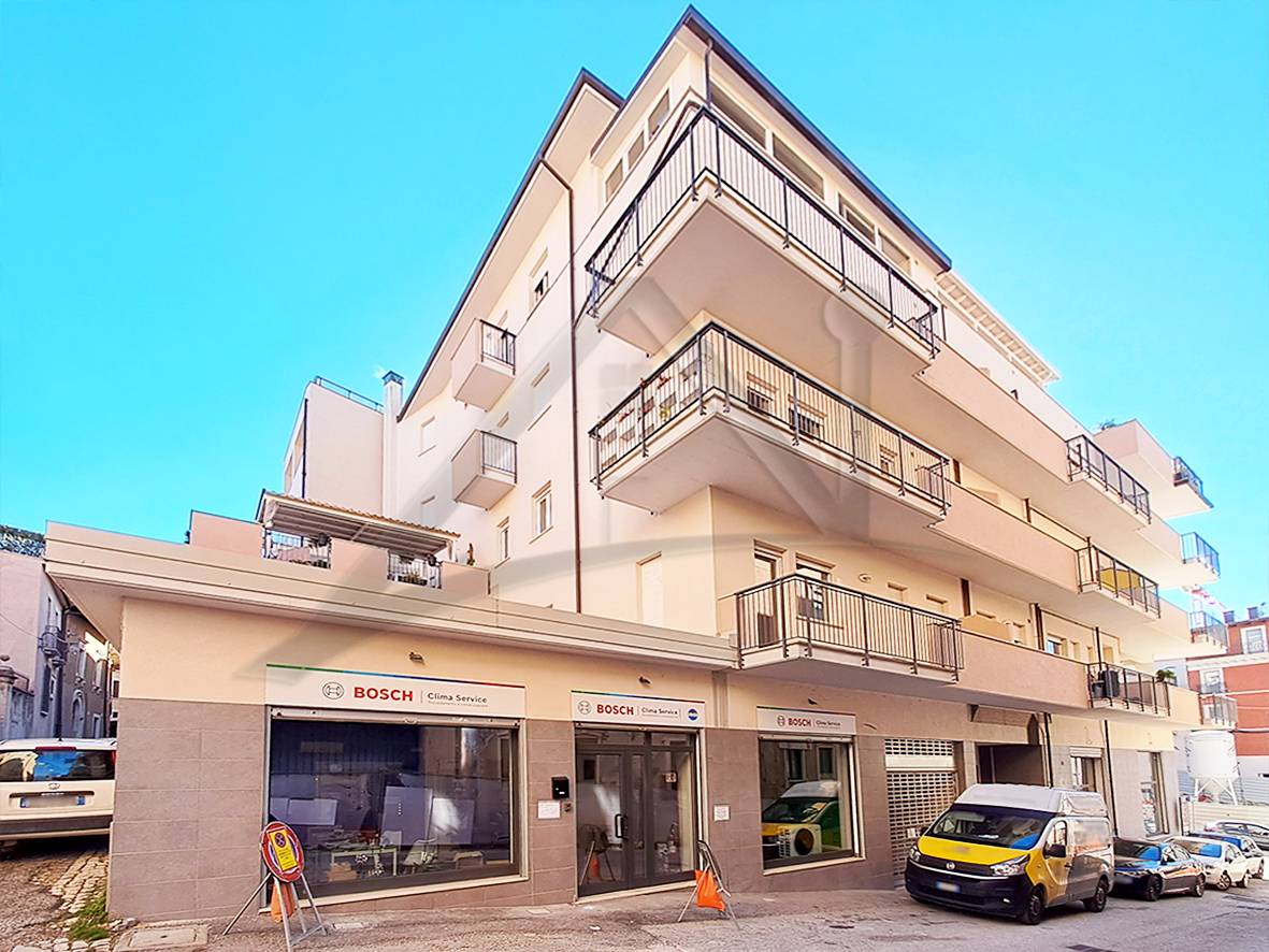 Locale commerciale in affitto a L'Aquila, Centro storico