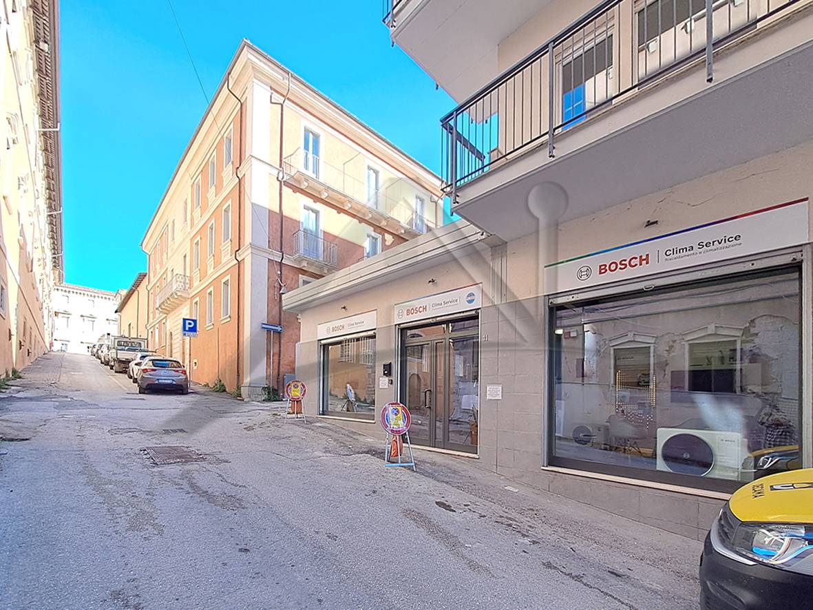 Locale commerciale in affitto a L'Aquila, Centro storico
