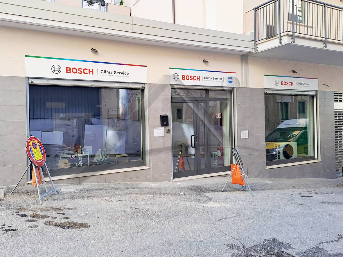 Locale commerciale in affitto a L'Aquila, Centro storico