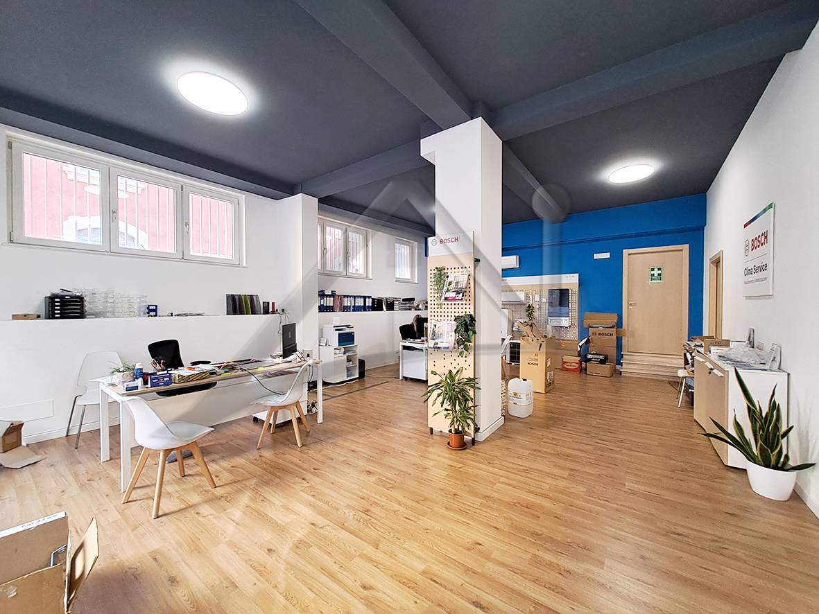 Locale commerciale in affitto a L'Aquila, Centro storico