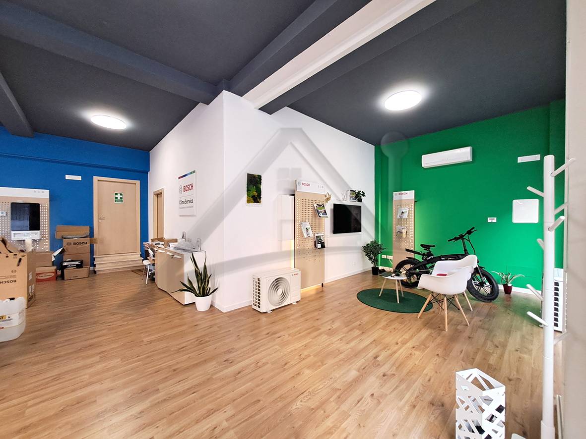 Locale commerciale in affitto a L'Aquila, Centro storico