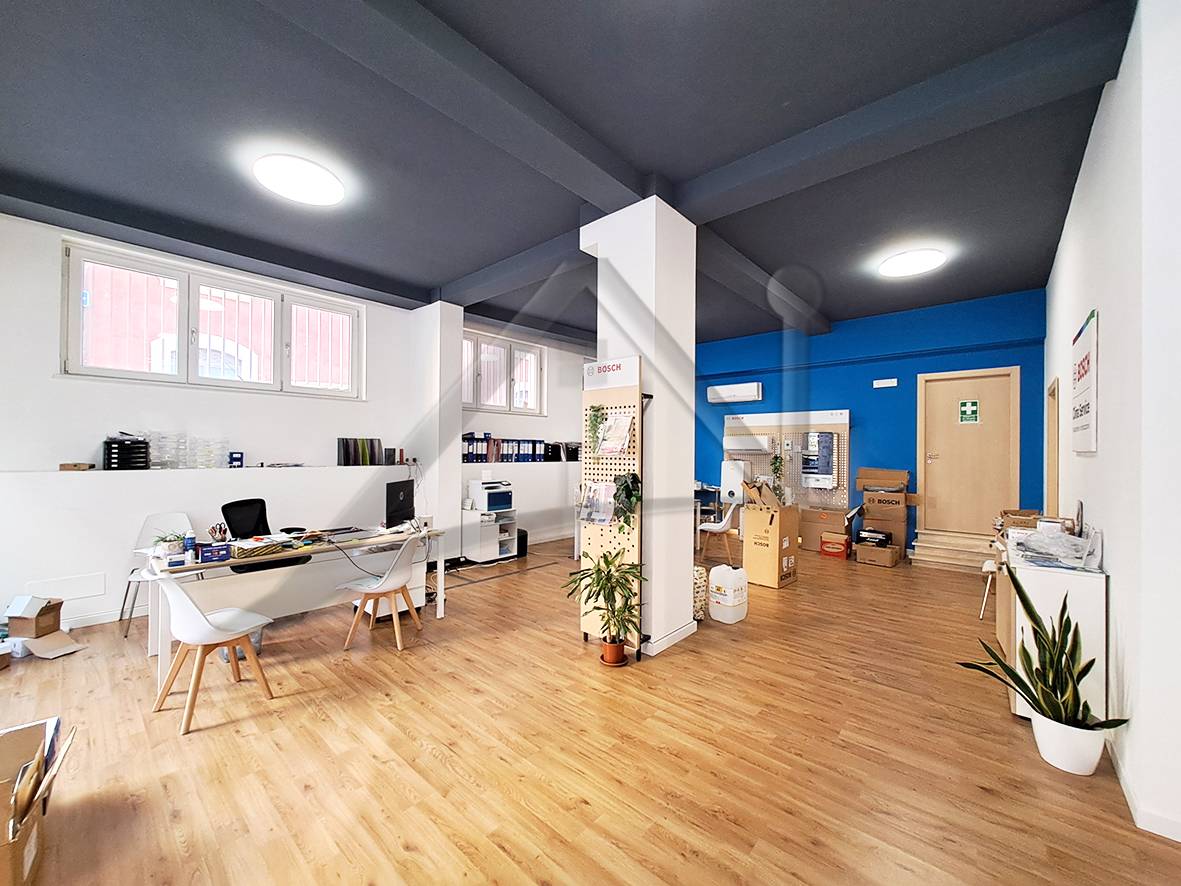 Locale commerciale in affitto a L'Aquila, Centro storico