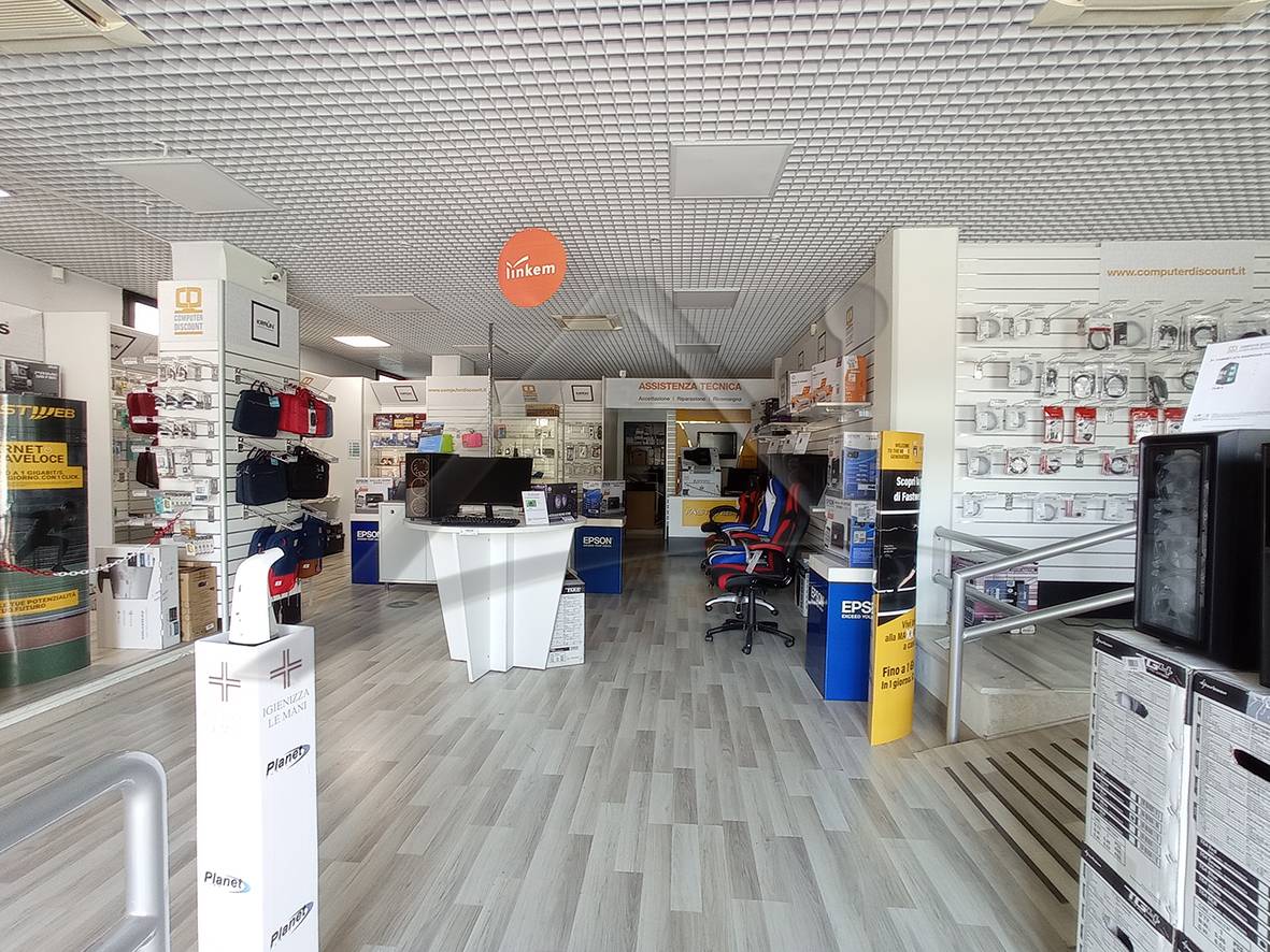 Locale commerciale in vendita a L'Aquila, Centro storico