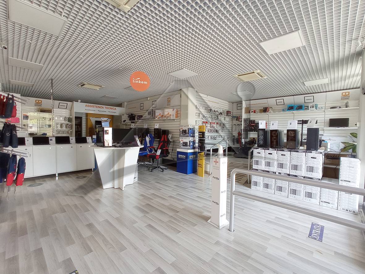 Locale commerciale in vendita a L'Aquila, Centro storico