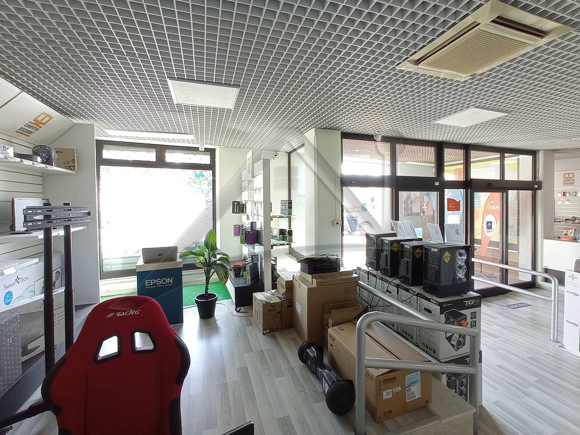 Locale commerciale in vendita a L'Aquila, Centro storico