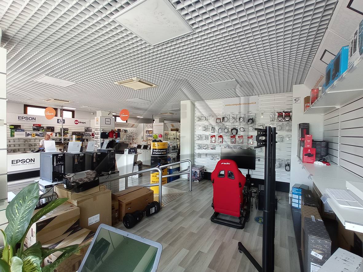 Locale commerciale in vendita a L'Aquila, Centro storico