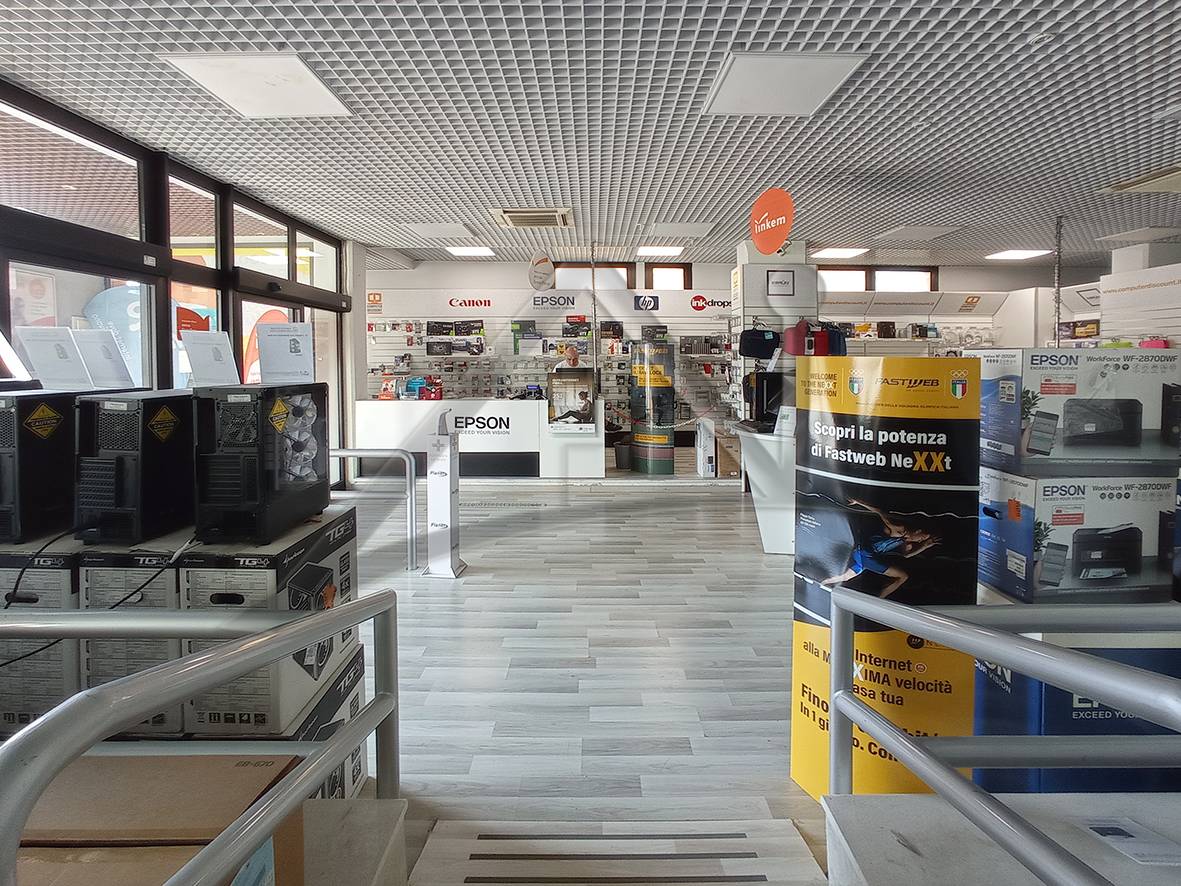 Locale commerciale in vendita a L'Aquila, Centro storico