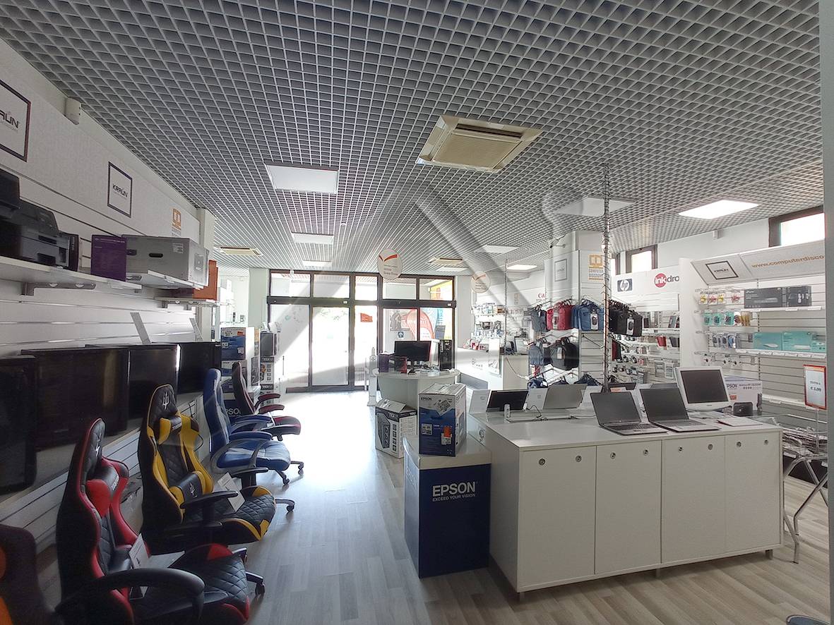 Locale commerciale in vendita a L'Aquila, Centro storico