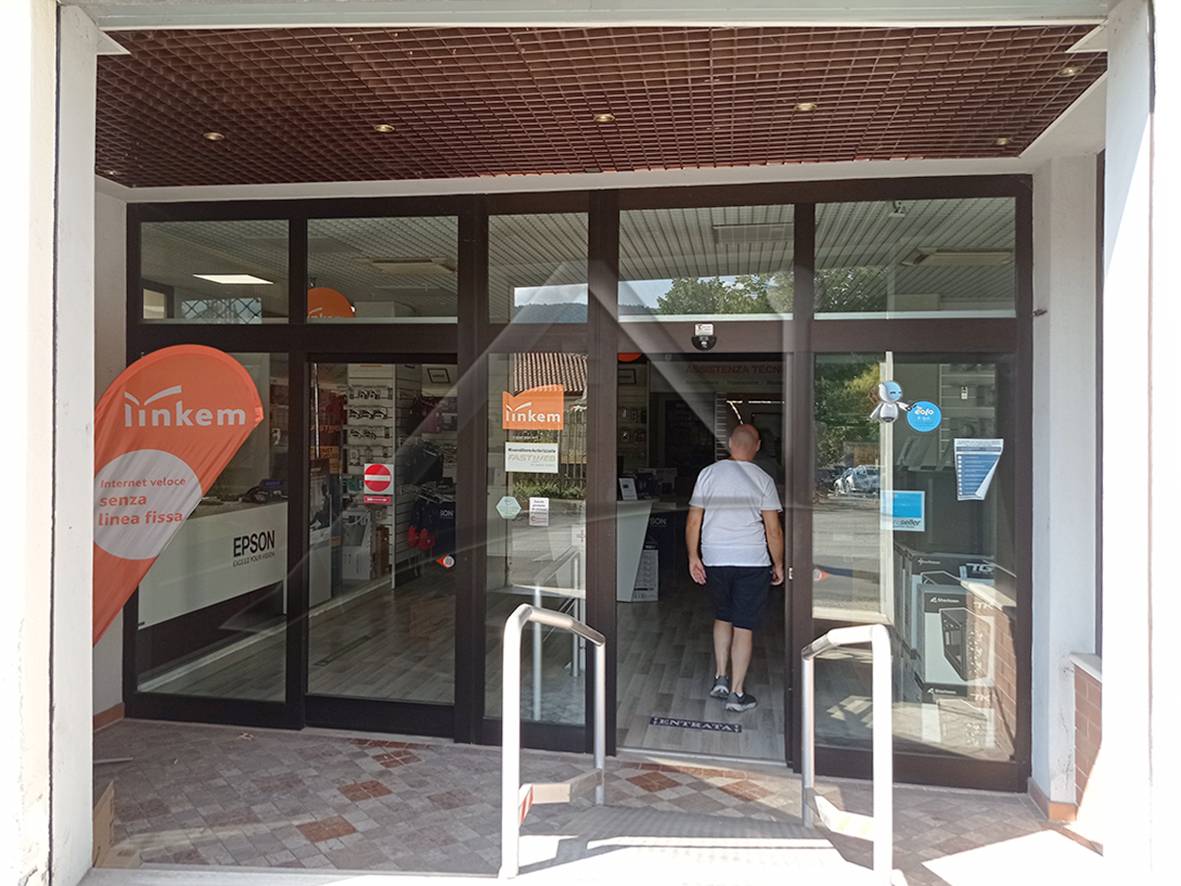 Locale commerciale in vendita a L'Aquila, Centro storico