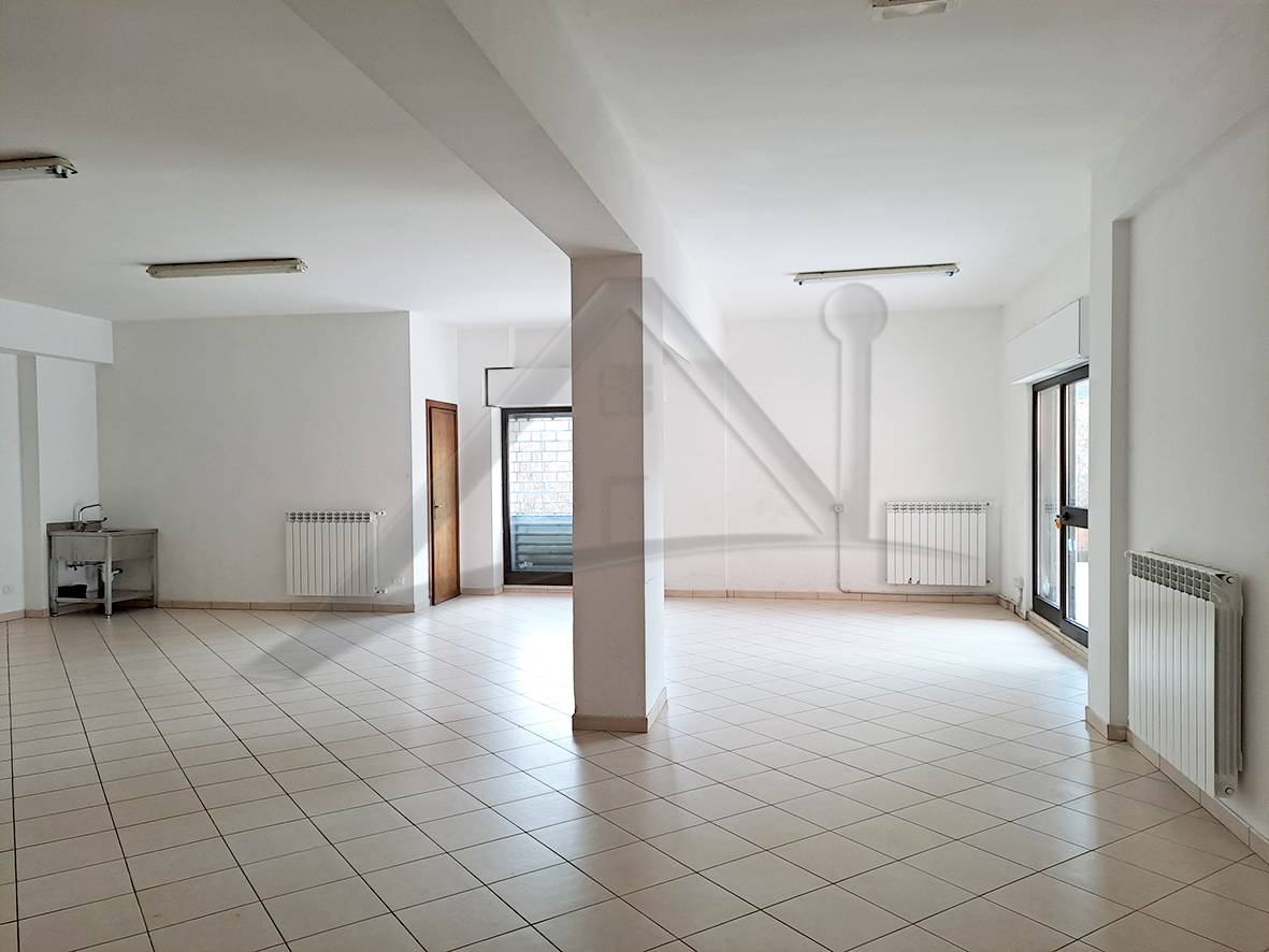 Locale commerciale in vendita a L'Aquila, S. Barbara