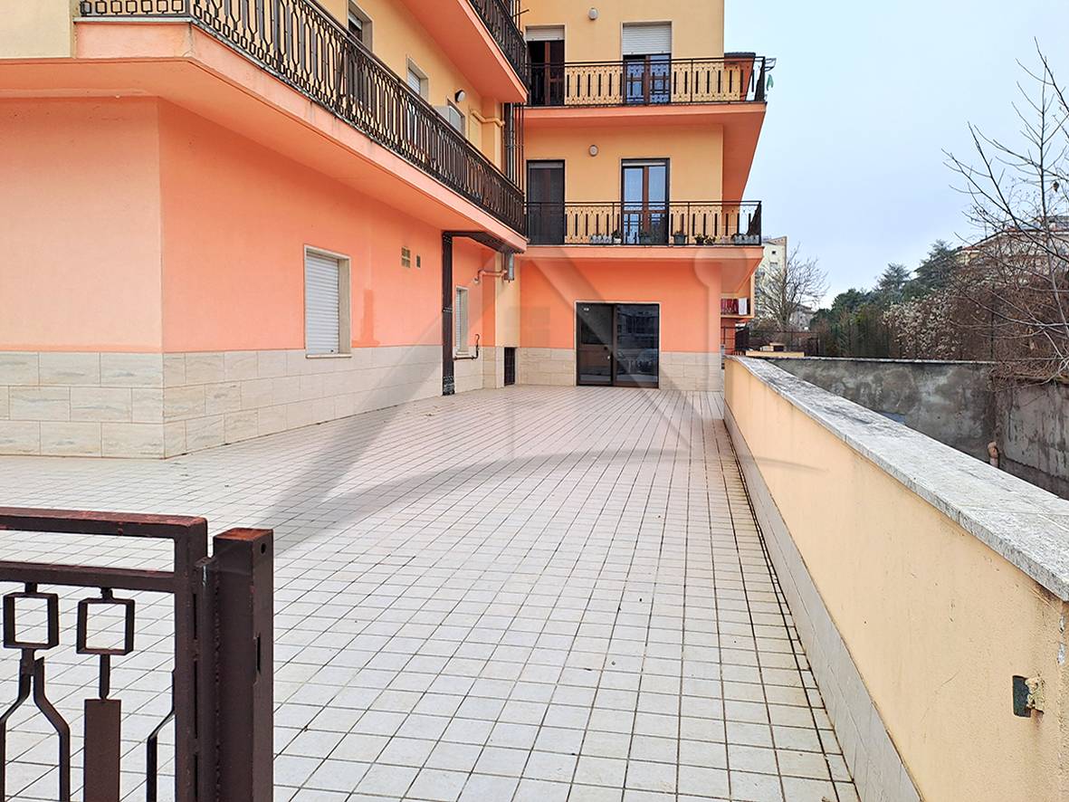 Locale commerciale in vendita a L'Aquila, S. Barbara