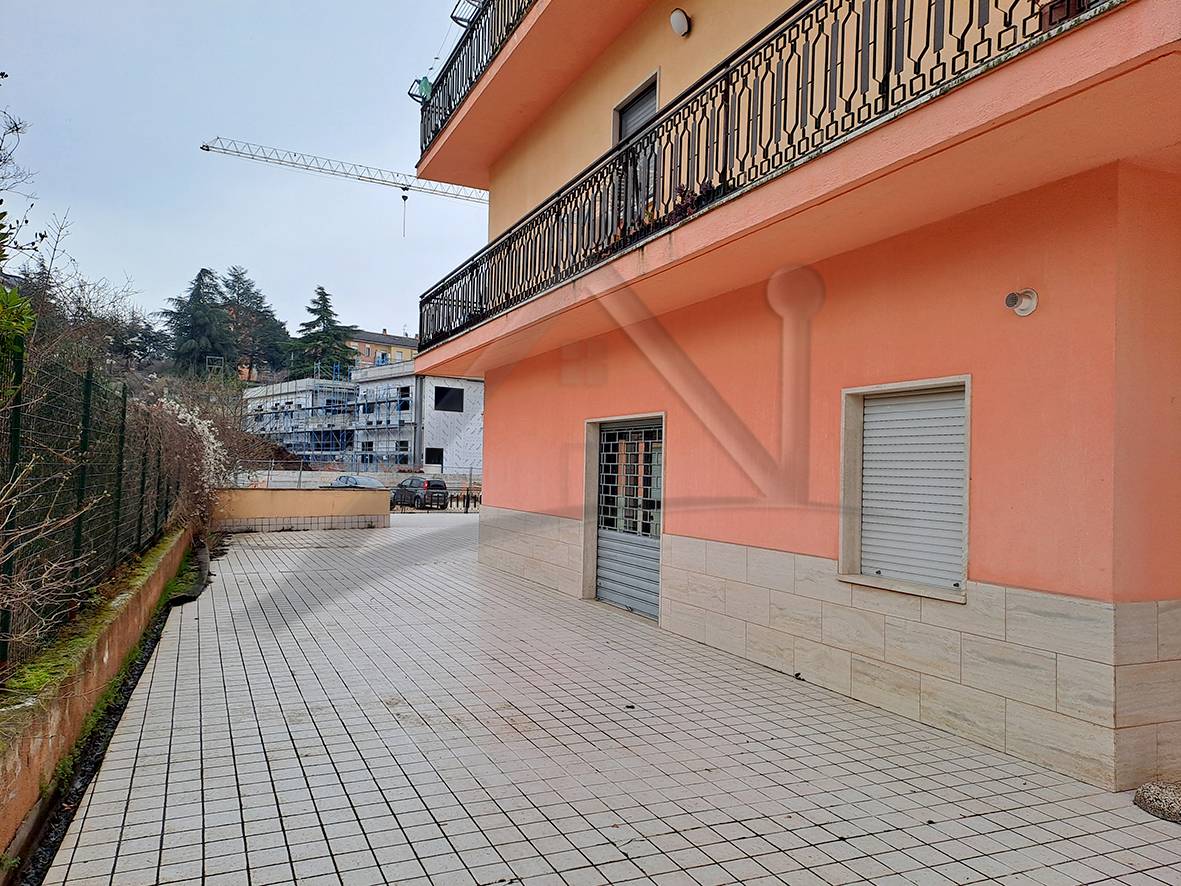 Locale commerciale in vendita a L'Aquila, S. Barbara