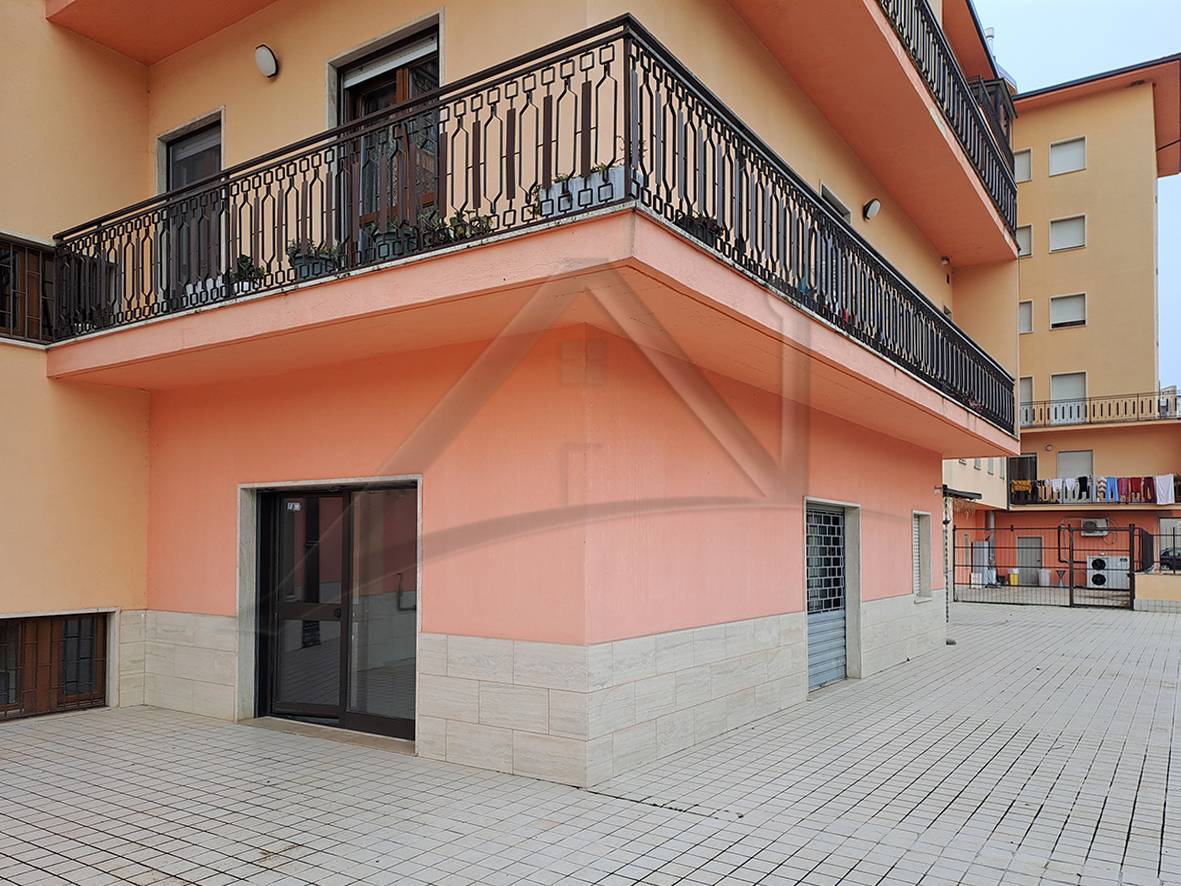 Locale commerciale in vendita a L'Aquila, S. Barbara