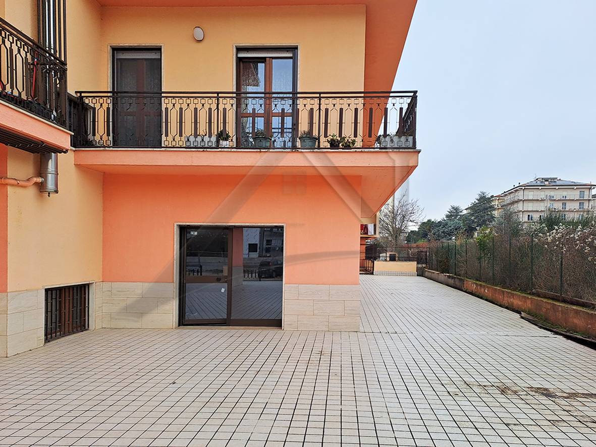 Locale commerciale in vendita a L'Aquila, S. Barbara