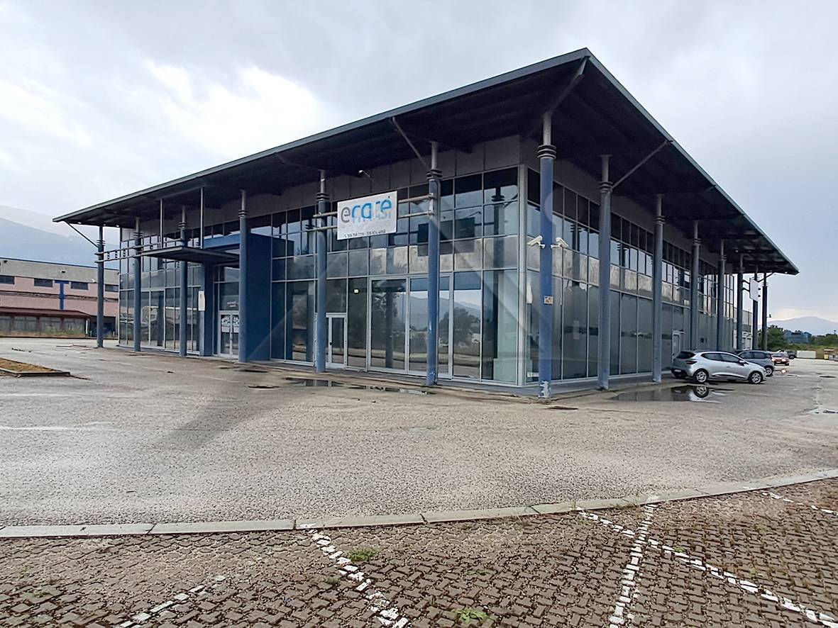 Locale commerciale in affitto a L'Aquila, Bazzano