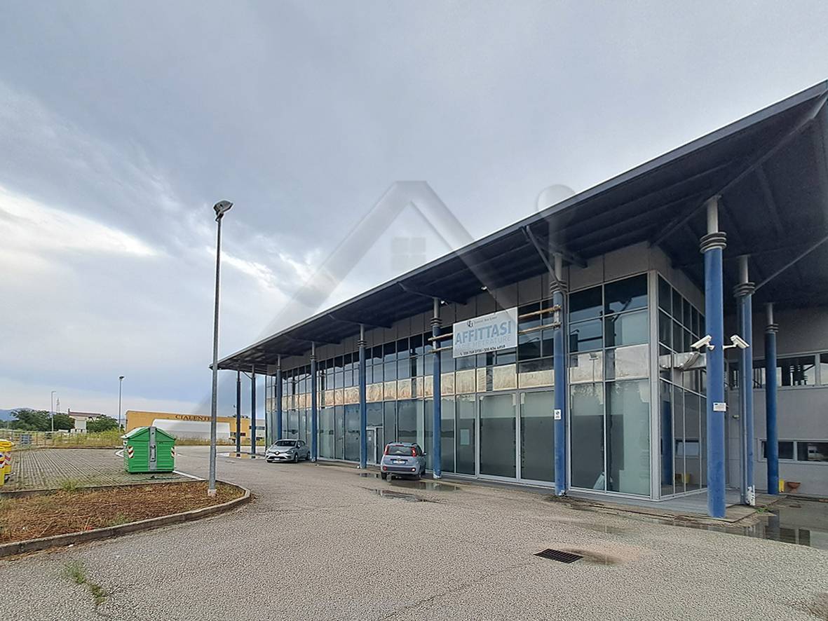 Locale commerciale in affitto a L'Aquila, Bazzano
