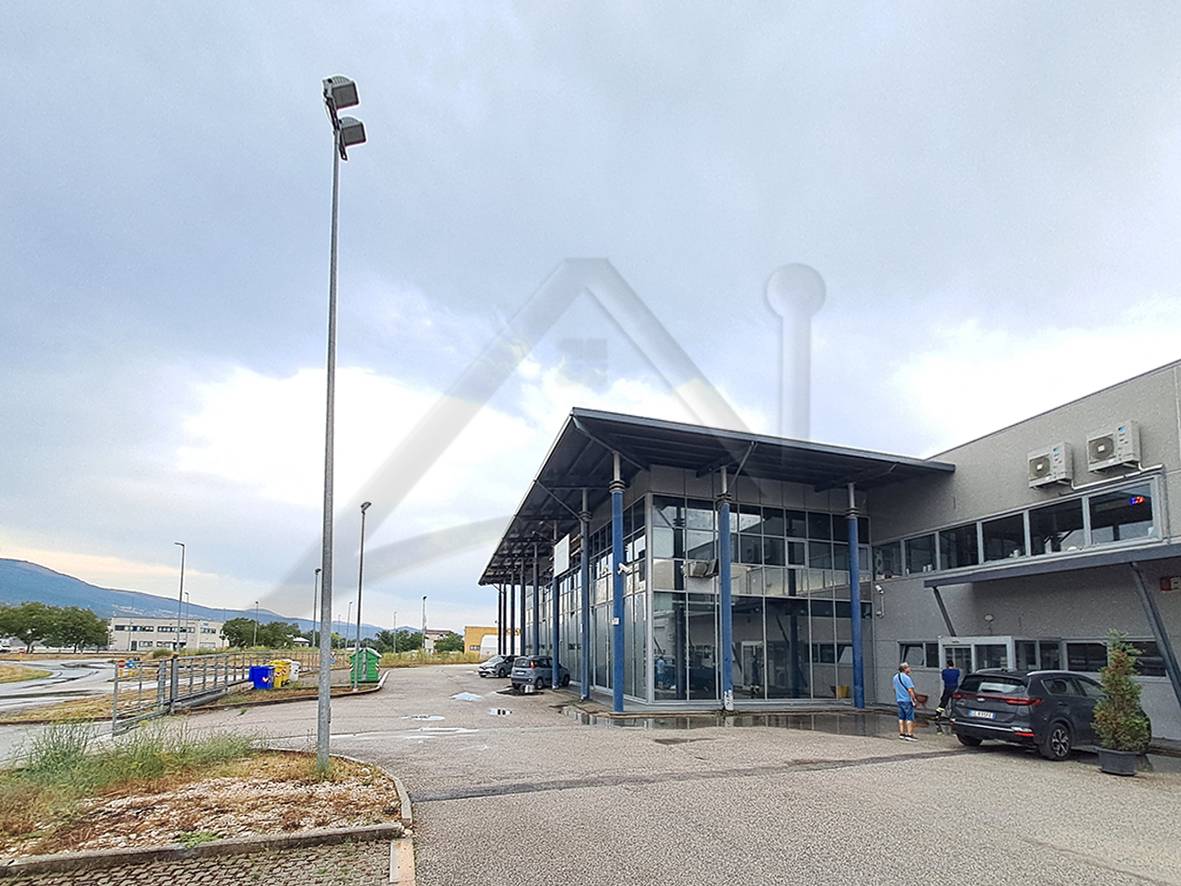 Locale commerciale in affitto a L'Aquila, Bazzano