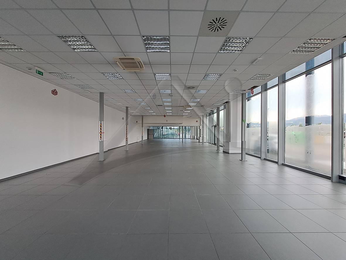 Locale commerciale in affitto a L'Aquila, Bazzano