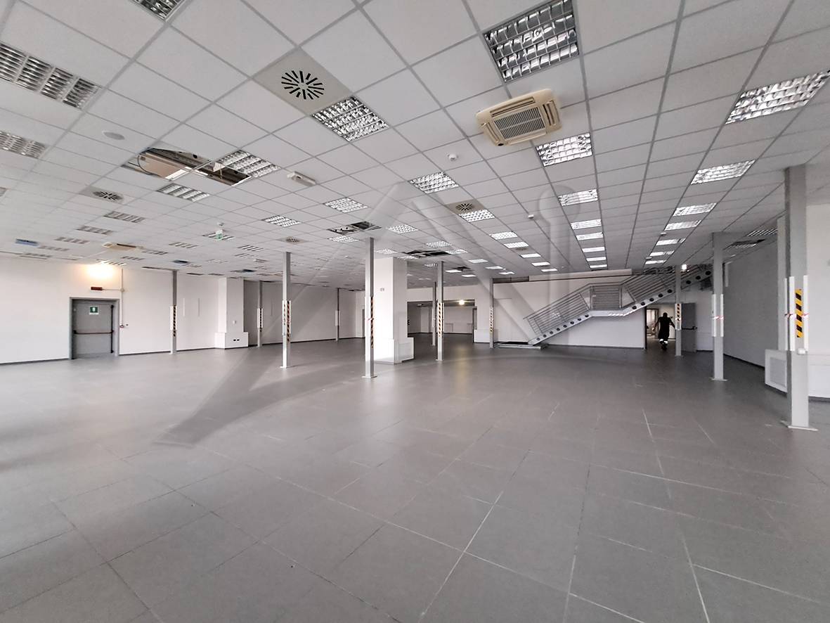 Locale commerciale in affitto a L'Aquila, Bazzano