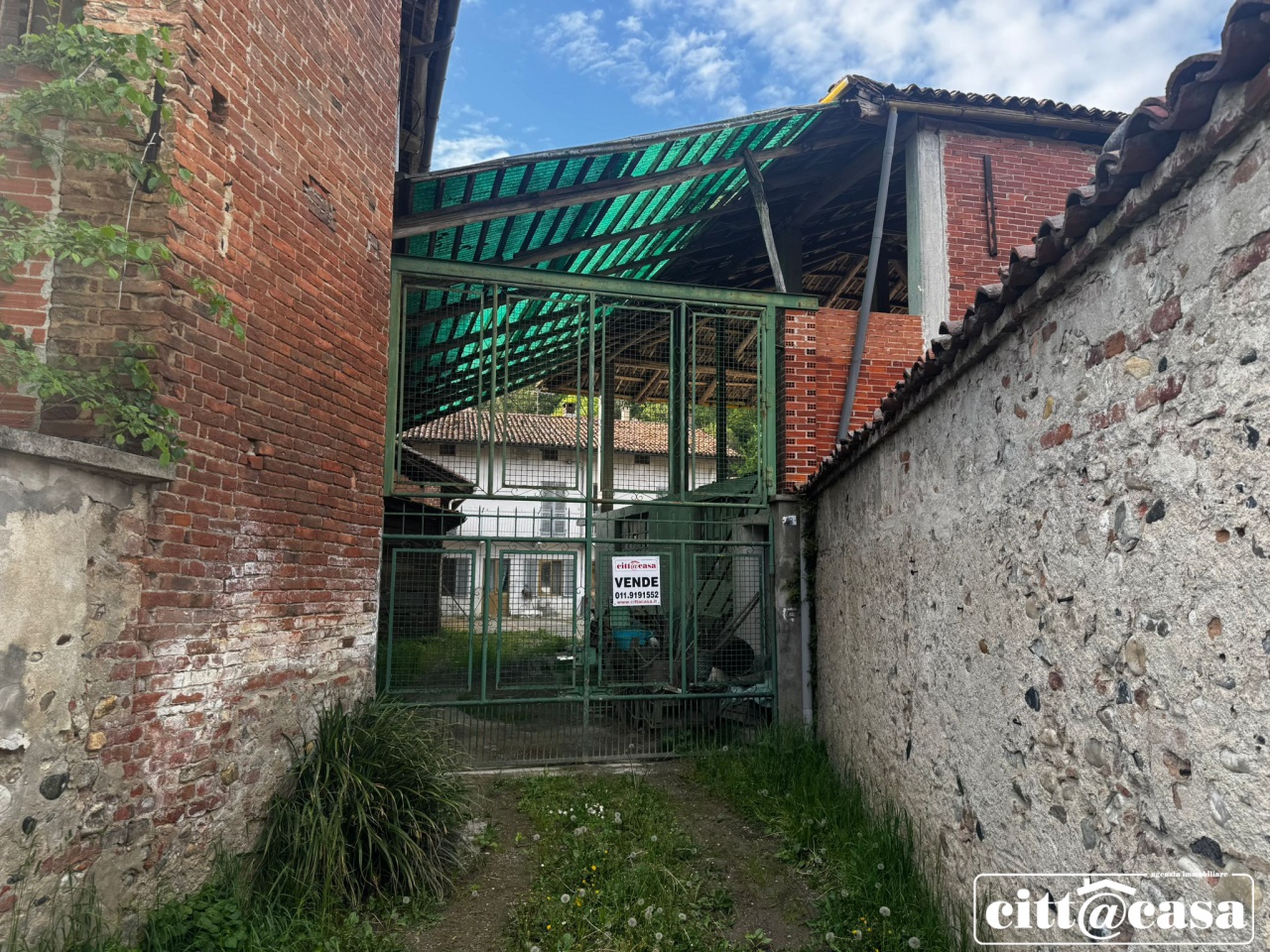 Rustico con giardino in via 4 marzo, Lauriano