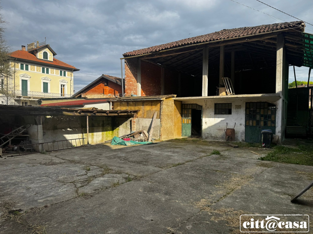 Rustico con giardino in via 4 marzo, Lauriano