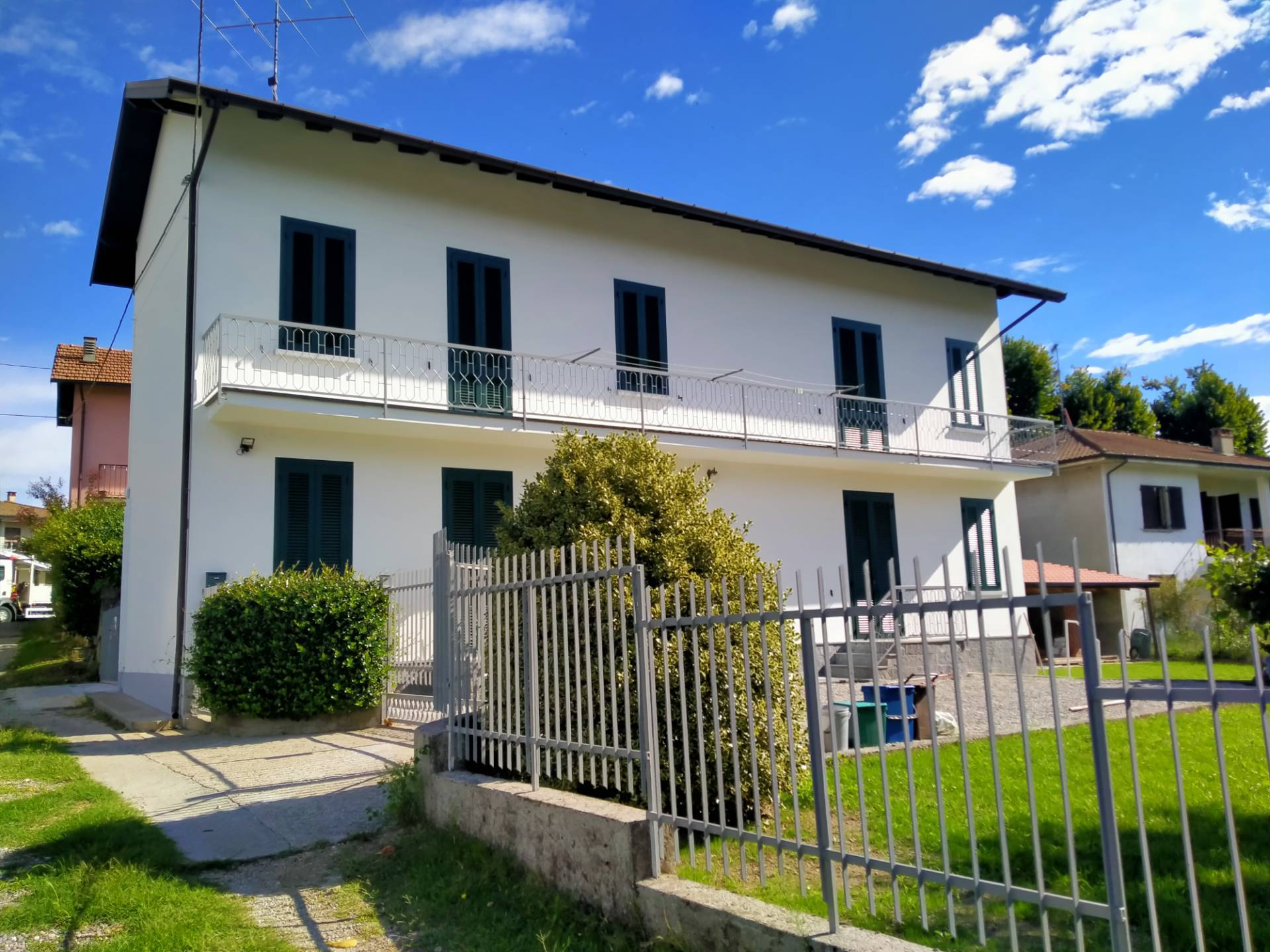 Villa in vendita a Angera