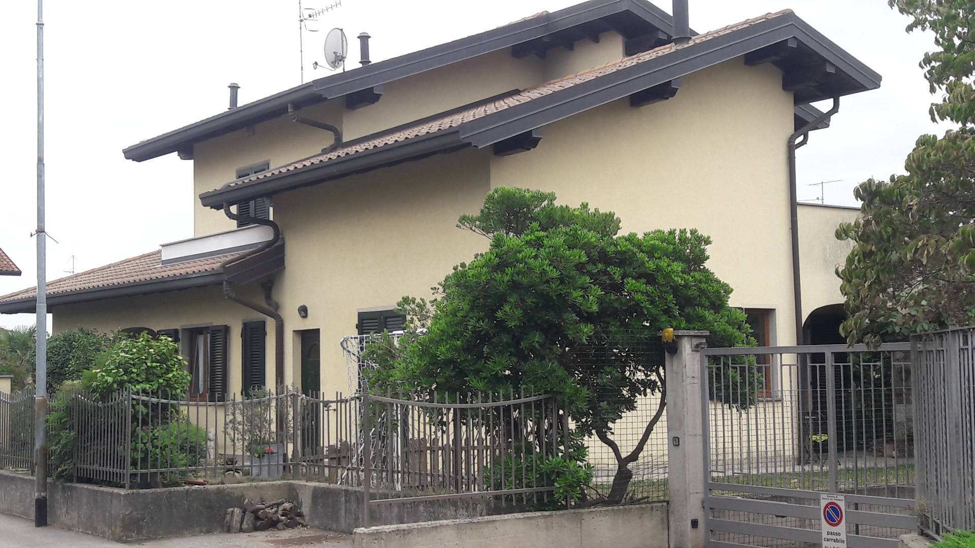 INTERA VILLA BIF. in vendita a Cavaria con Premezzo, Premezzo