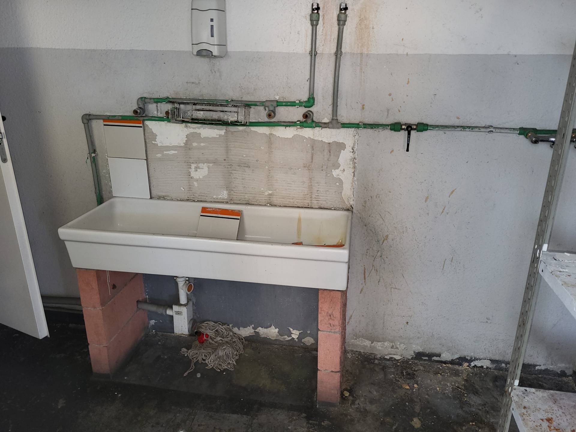 Capannone commerciale / industriale /deposito in vendita a Oleggio Castello