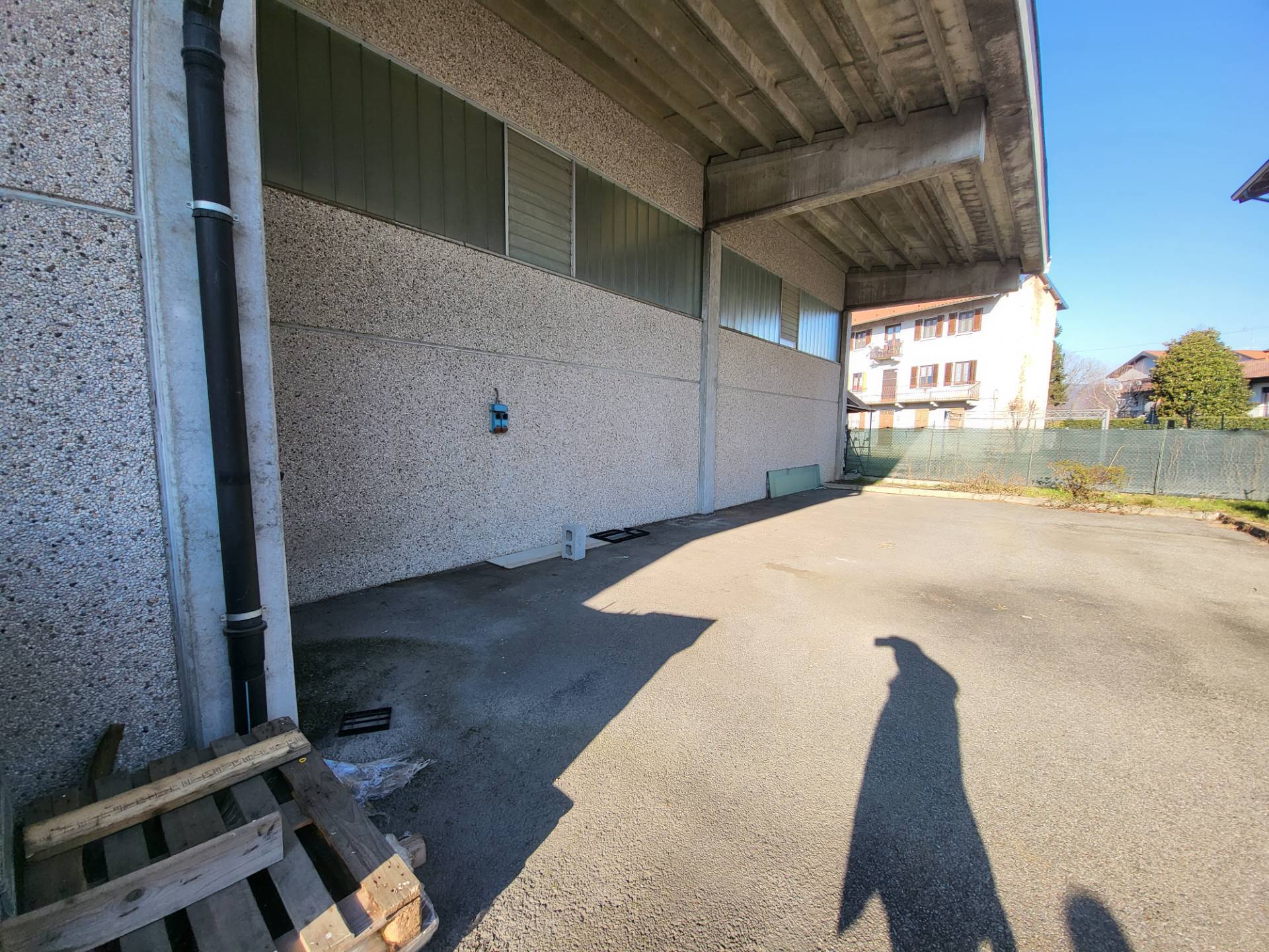 Capannone commerciale / industriale /deposito in vendita a Oleggio Castello
