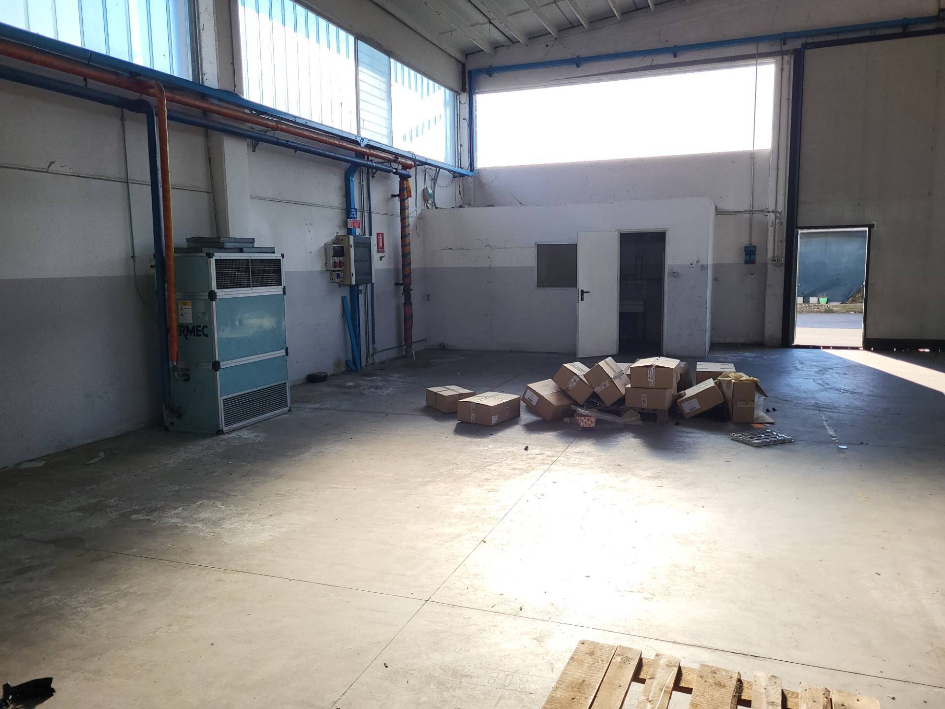 Capannone commerciale / industriale /deposito in vendita a Oleggio Castello