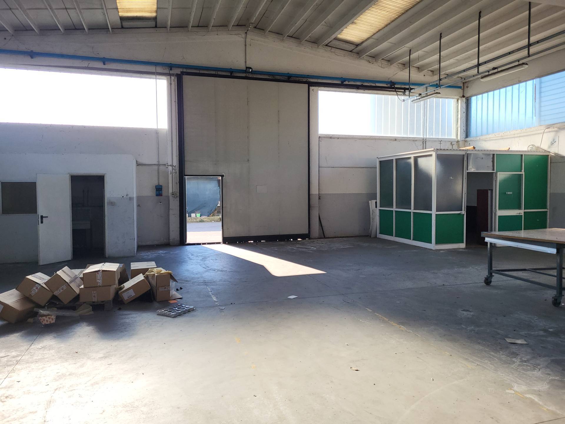 Capannone commerciale / industriale /deposito in vendita a Oleggio Castello