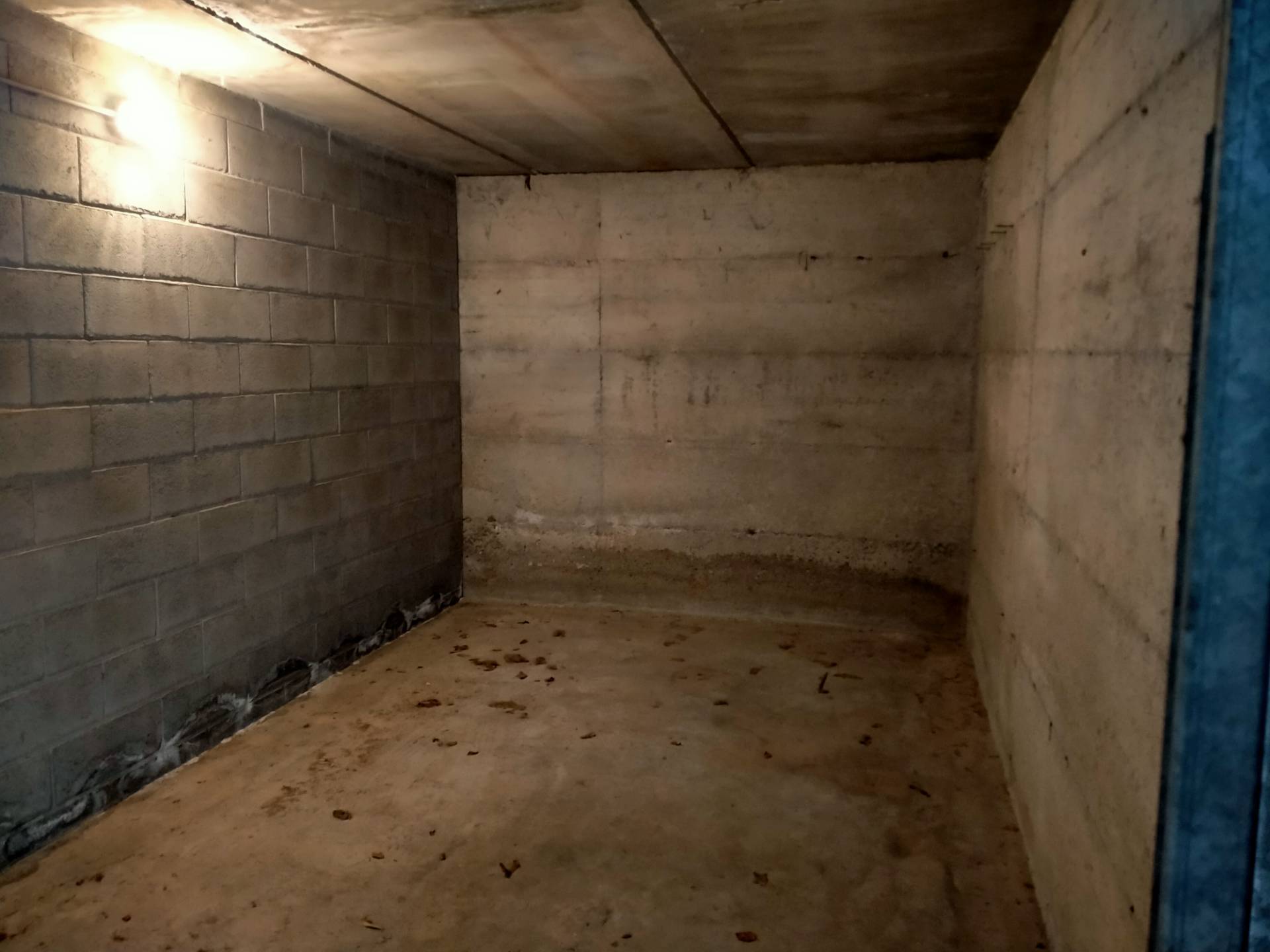 Box o garage in vendita a Malgesso