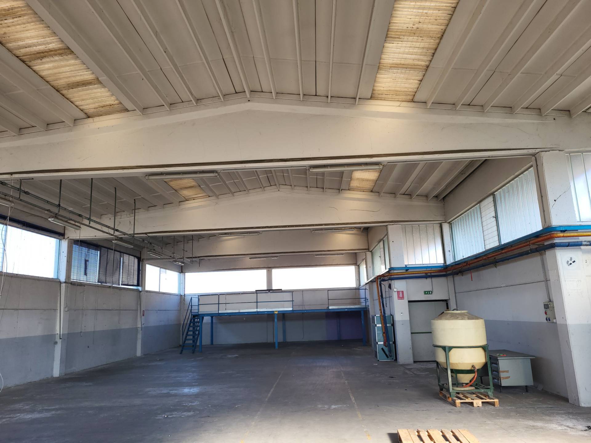 Capannone commerciale / industriale /deposito in vendita a Oleggio Castello