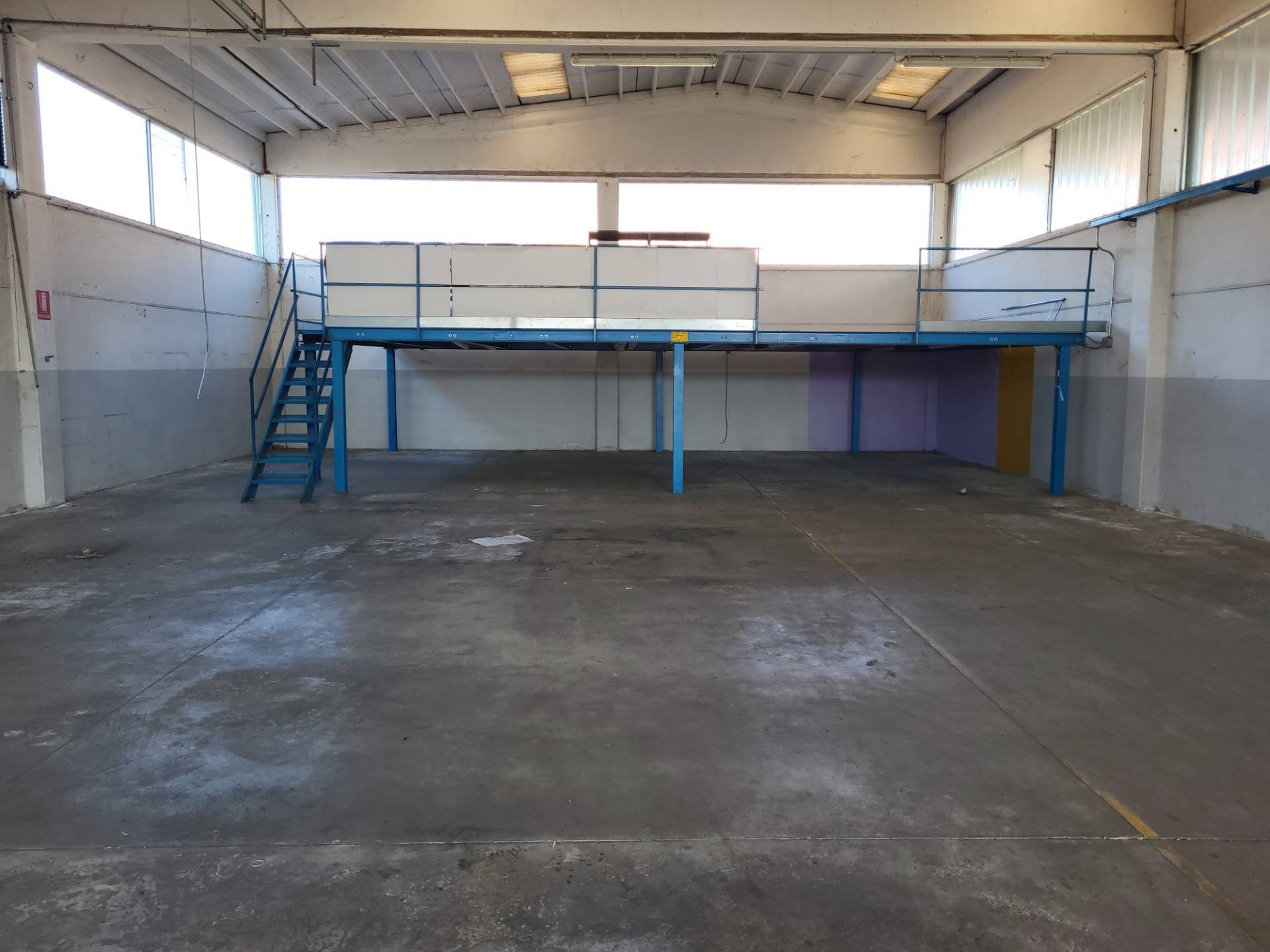 Capannone commerciale / industriale /deposito in vendita a Oleggio Castello