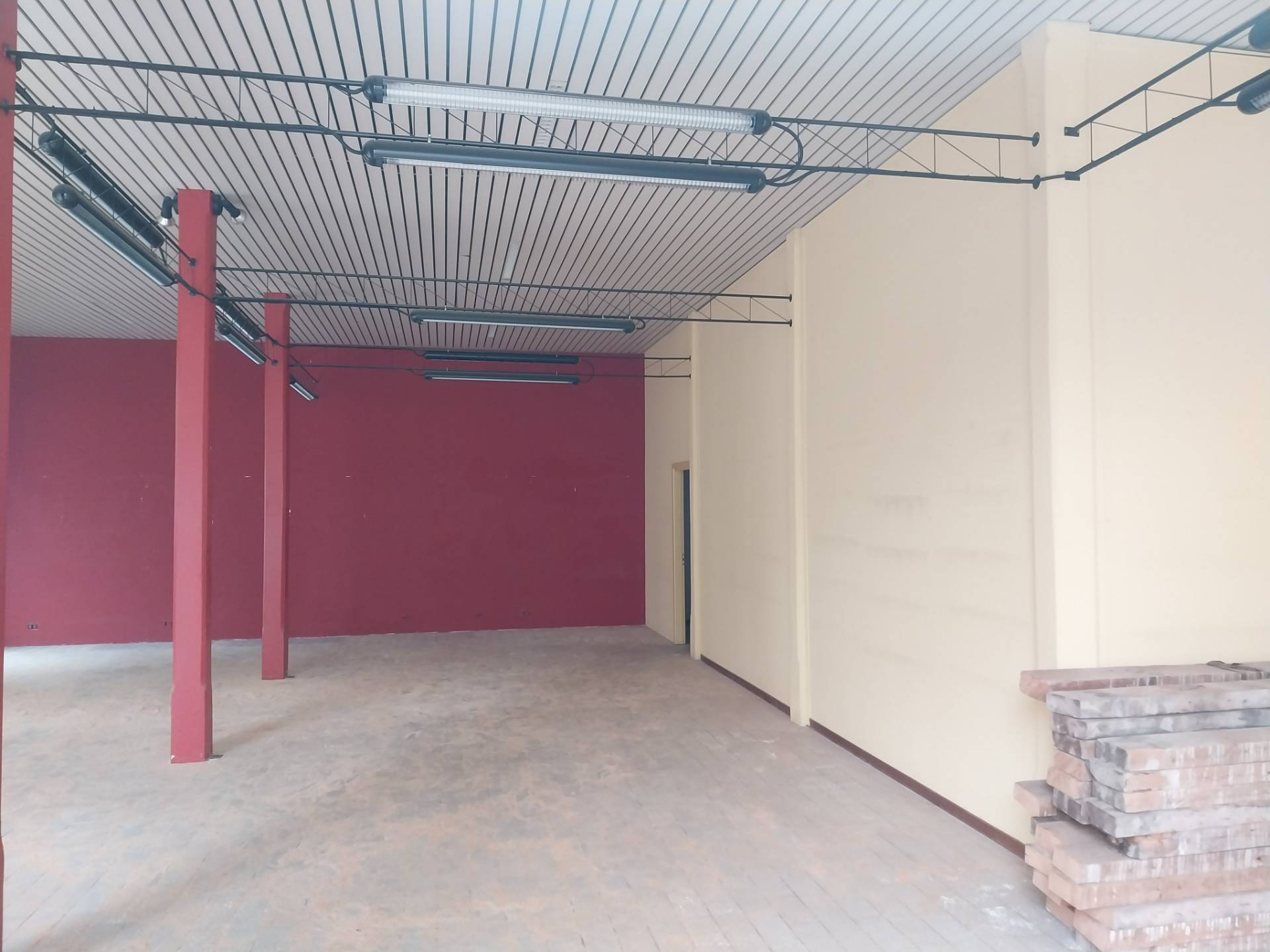 Locale commerciale in affitto a Gallarate