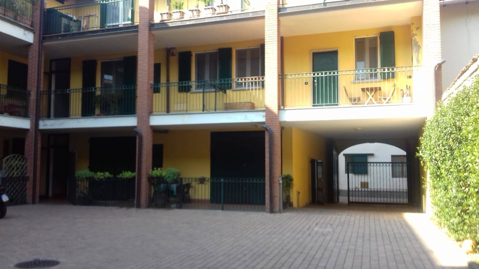 trilocale con area esterna in vendita a Vedano Olona