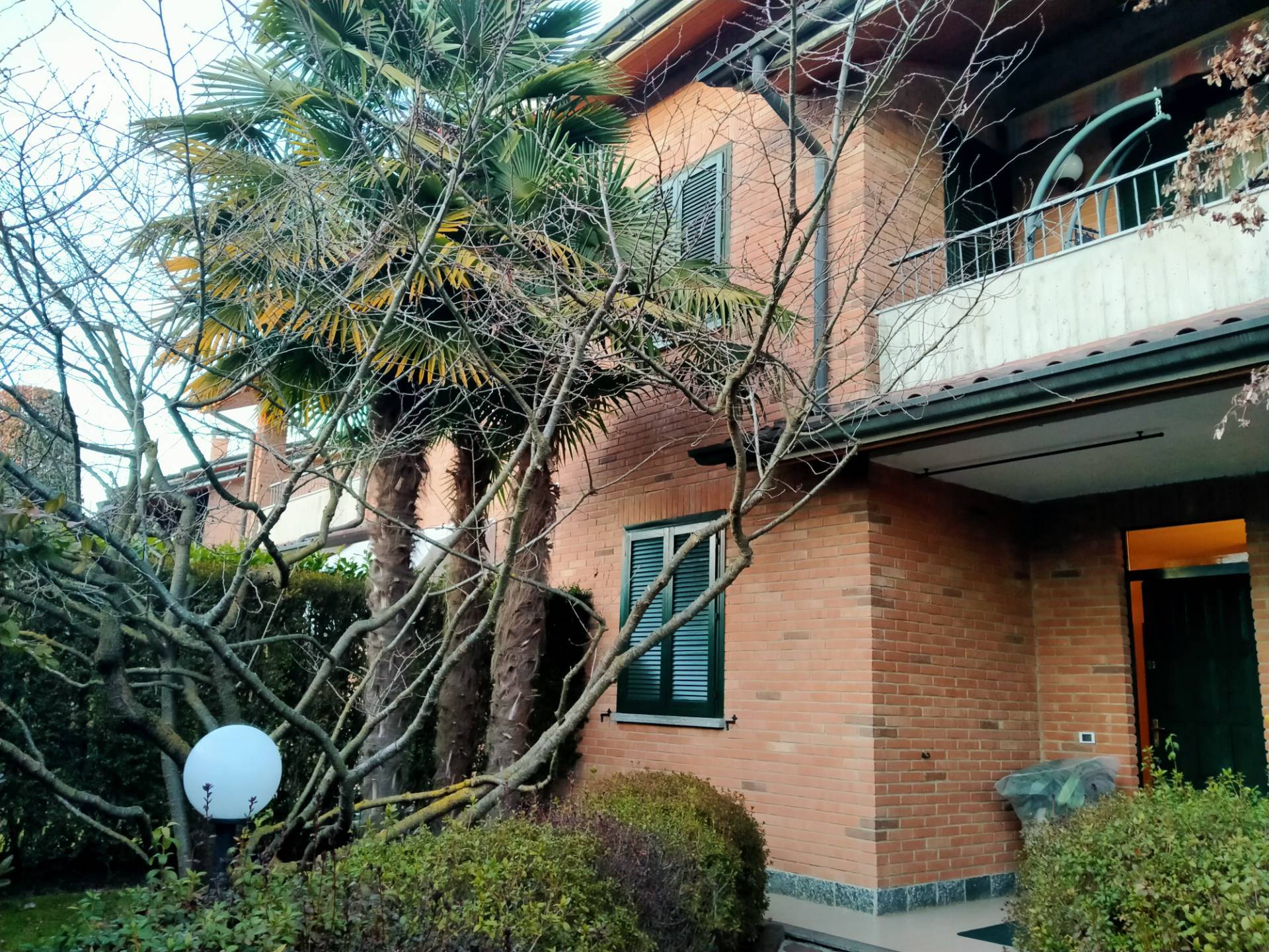 porzione di Villa Bifamiliare in vendita a Tradate