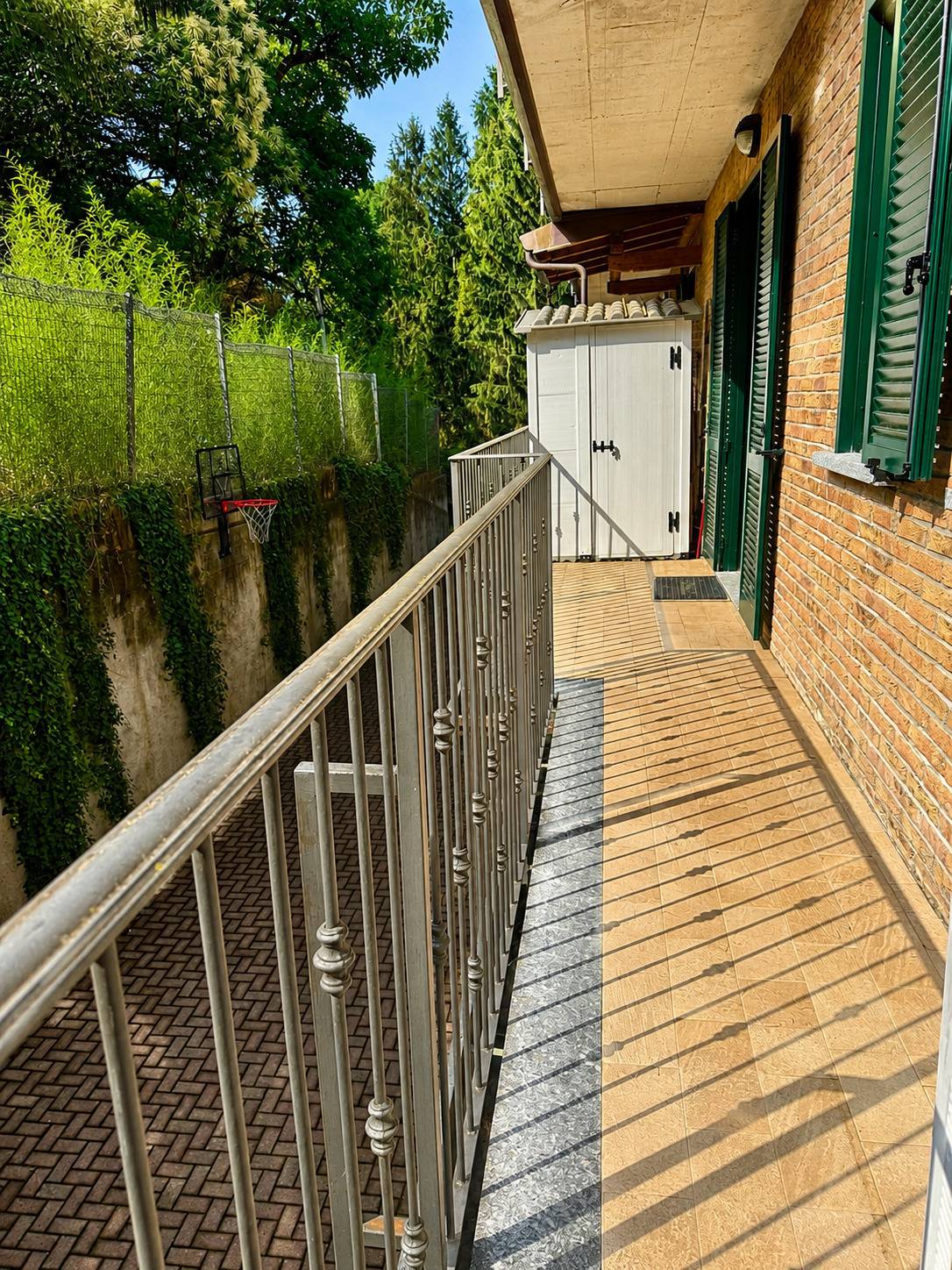 trilocale con area esterna in vendita a Tradate, Abbiate Guazzone
